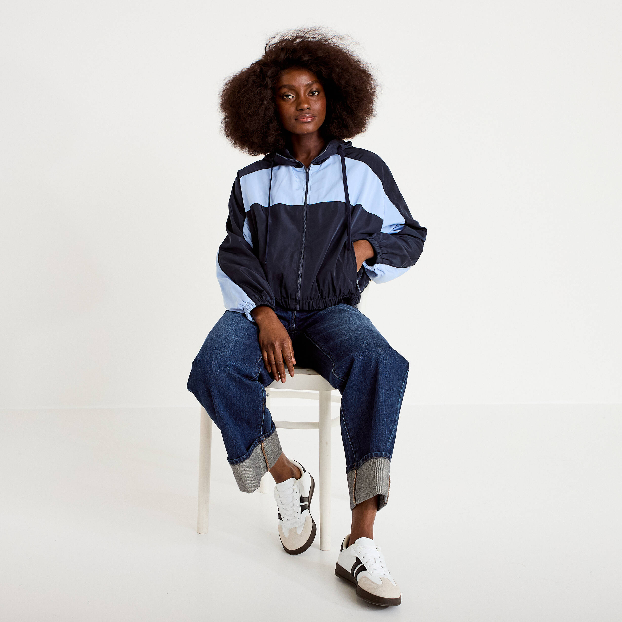 Veste cropped &agrave; capuche manches longues bleu marine femme