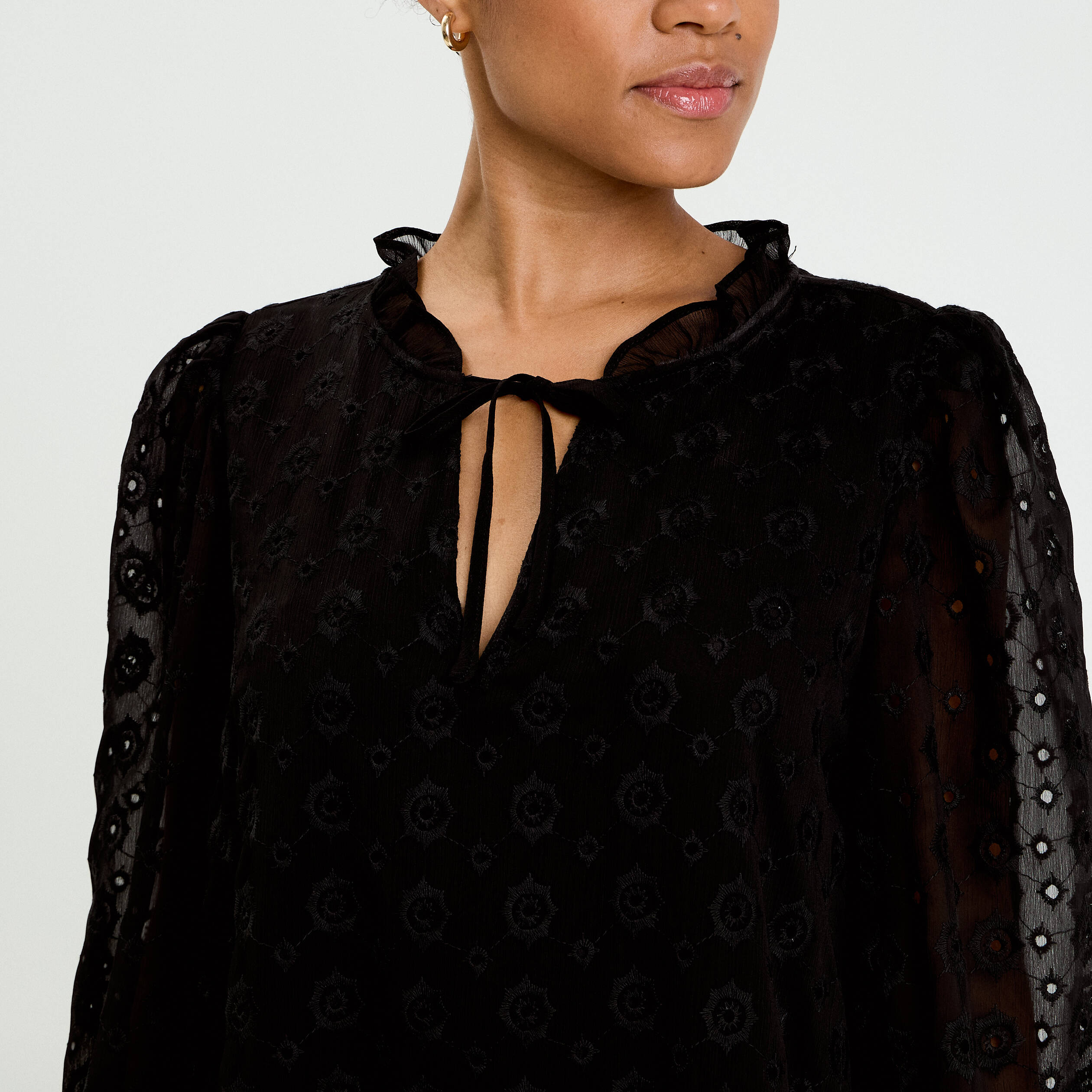 Robe &eacute;vas&eacute;e en voile brod&eacute; noir femme