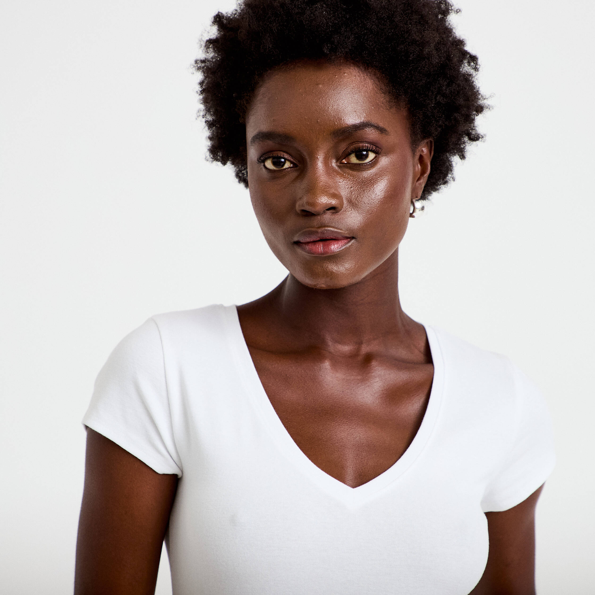 T-shirt ajust&eacute; col v manches courtes blanc femme