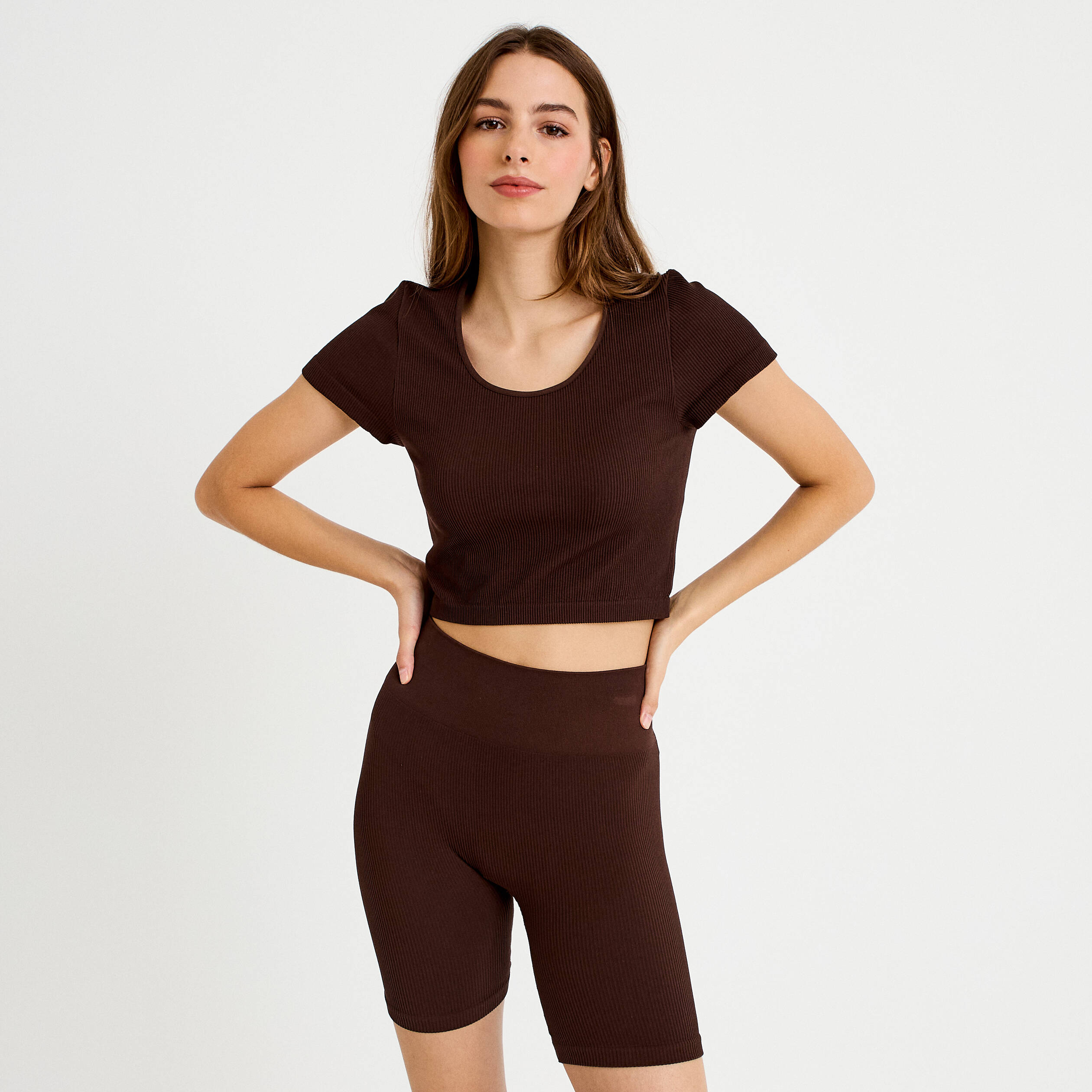 Crop top sans couture col rond marron fonc&eacute; femme