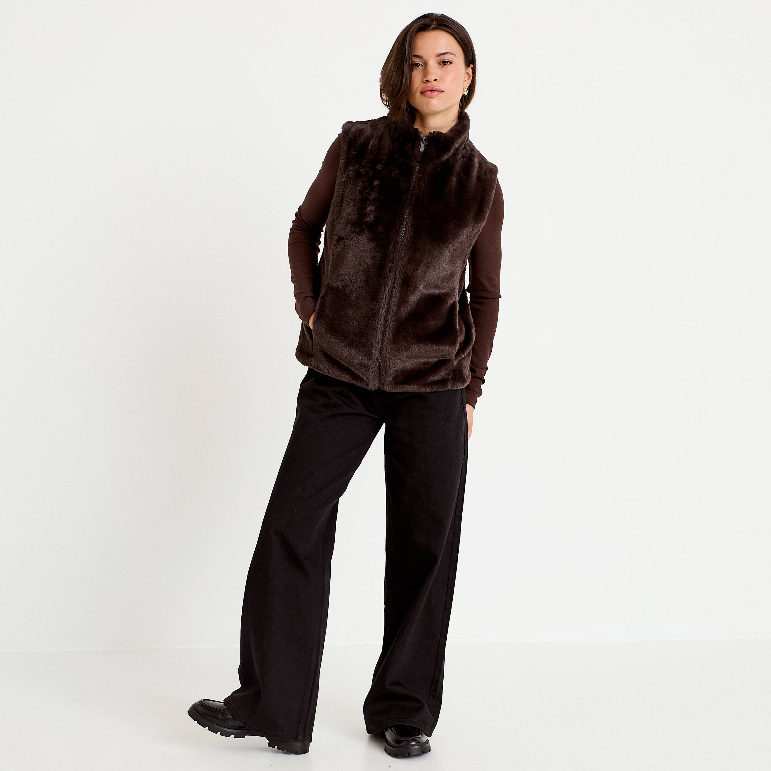 Veste courte ajust&eacute;e sans manches marron fonc&eacute; femme