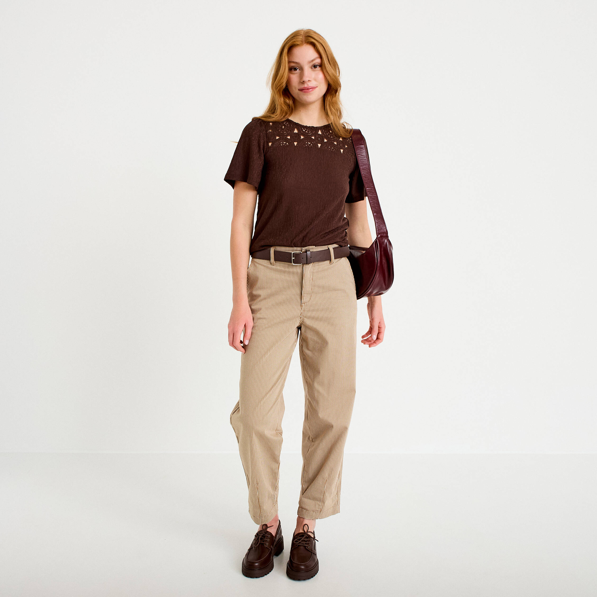 T-shirt manches courtes aspect dentelle marron fonc&eacute; femme