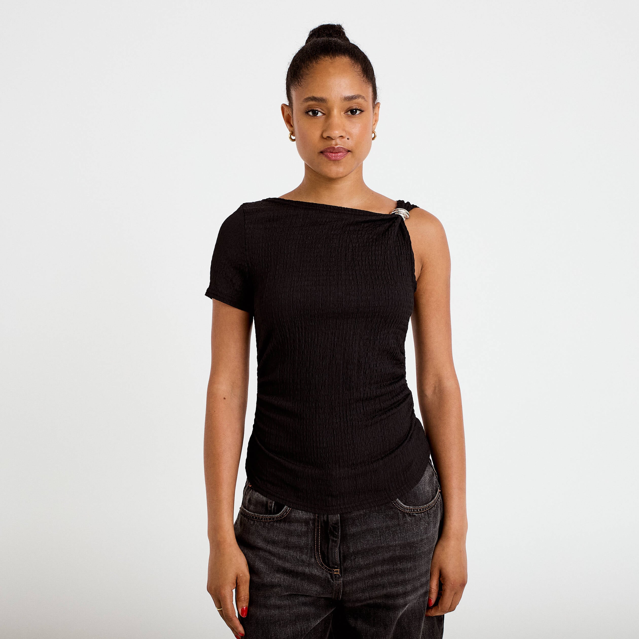 Top one shoulder pliss&eacute; manches courtes noir femme