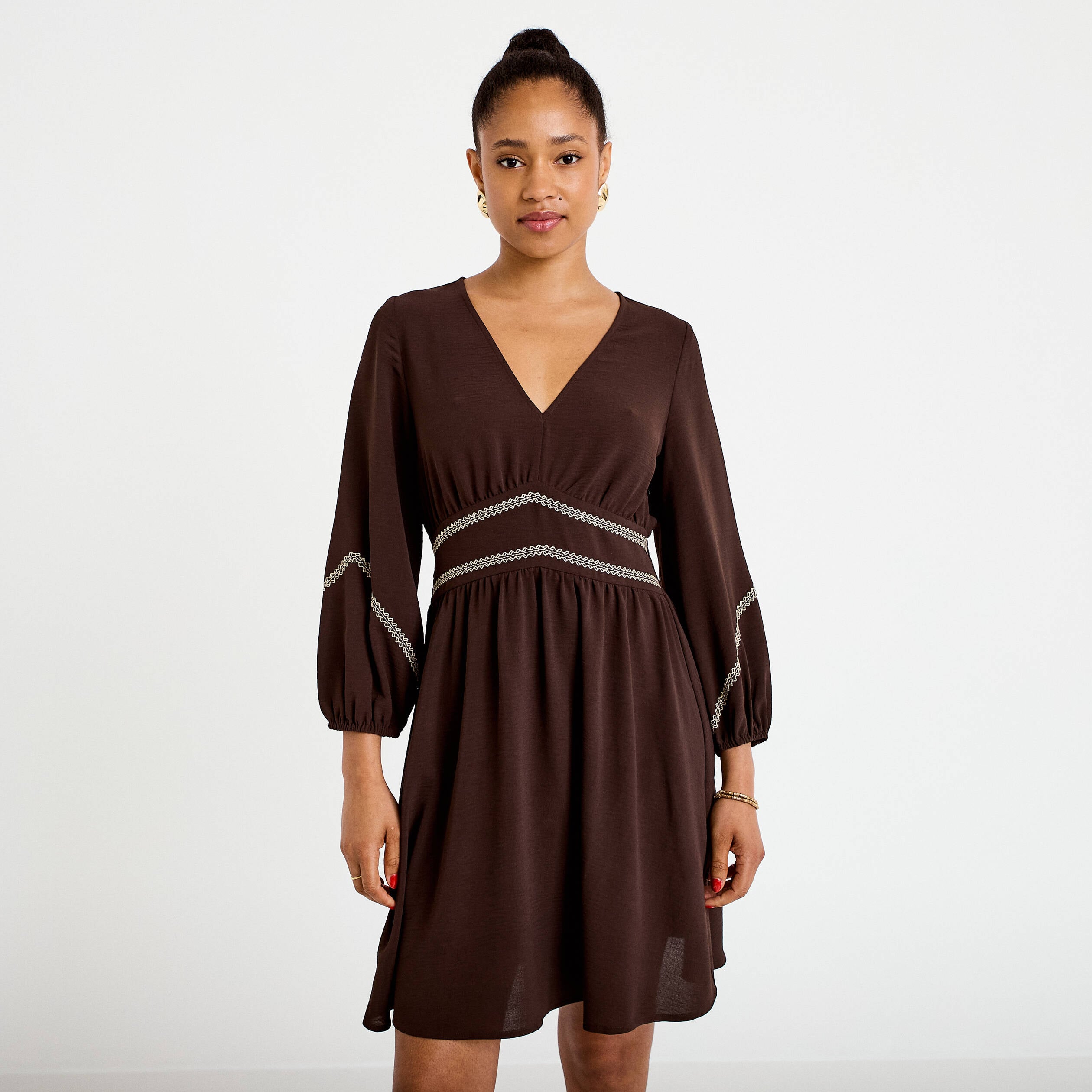 Robe courte &eacute;vas&eacute;e col v manches 3/4 marron fonc&eacute; femme