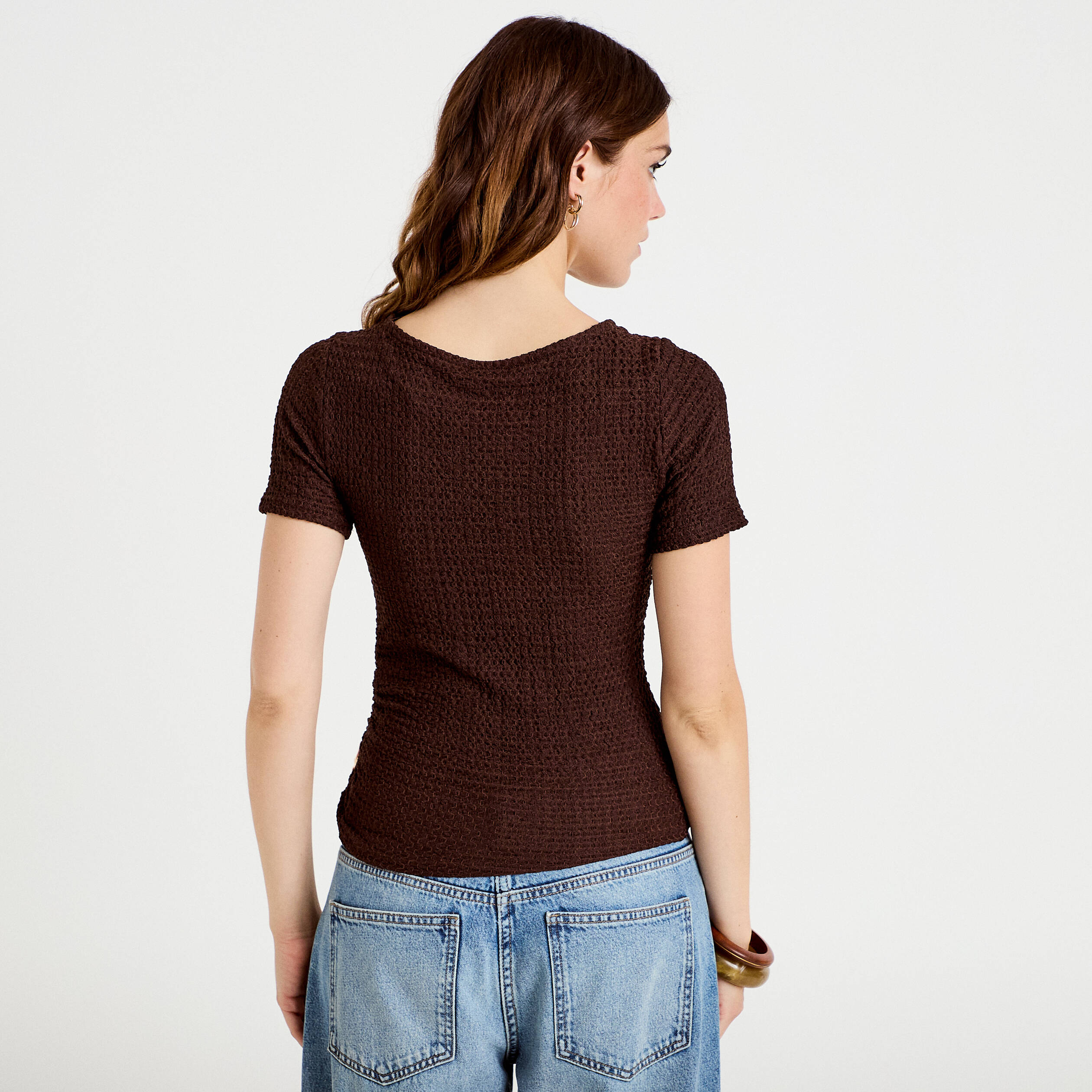 T-shirt col rond manches courtes bijou marron fonc&eacute; femme