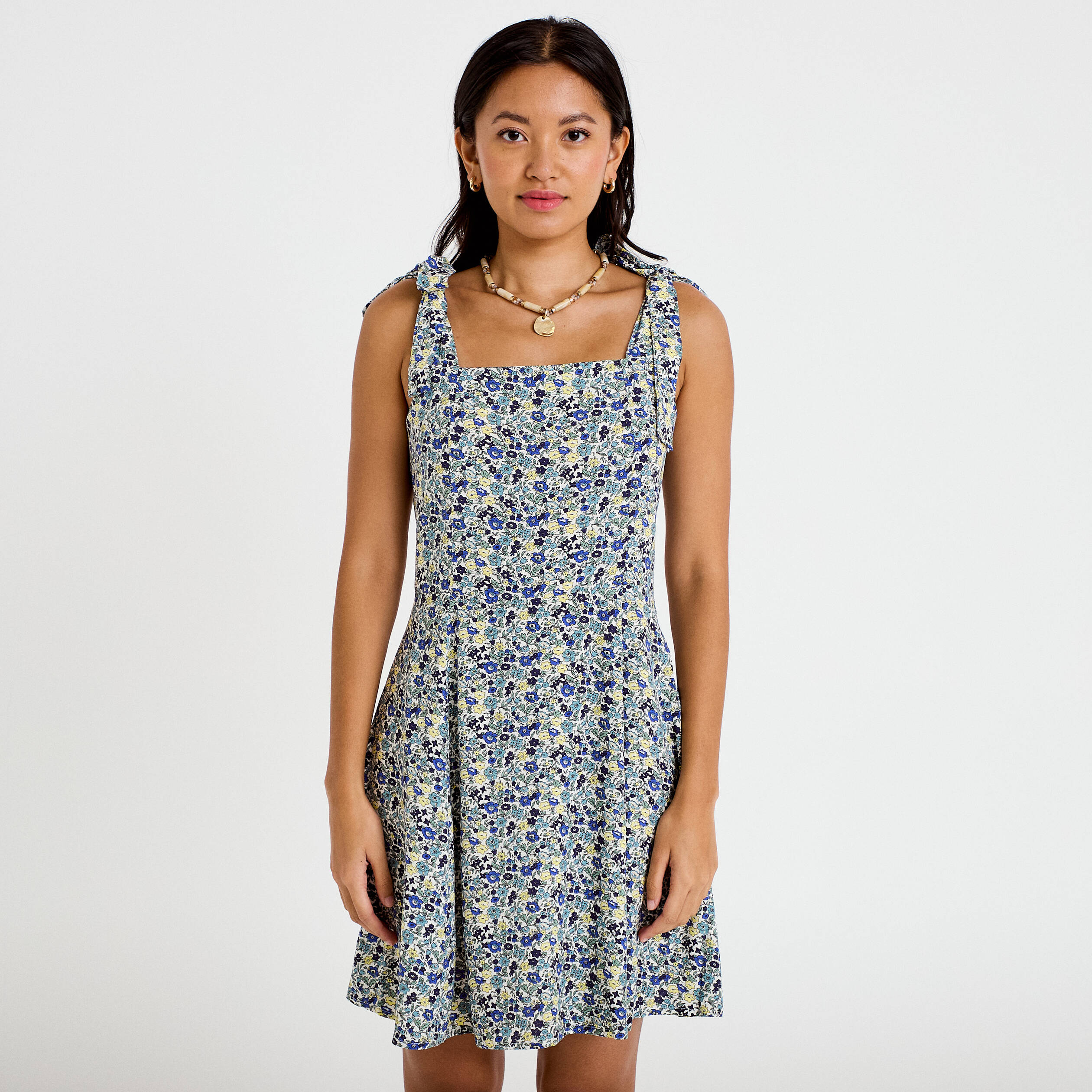 Robe courte &eacute;vas&eacute;e &agrave; fines bretelles blanc femme