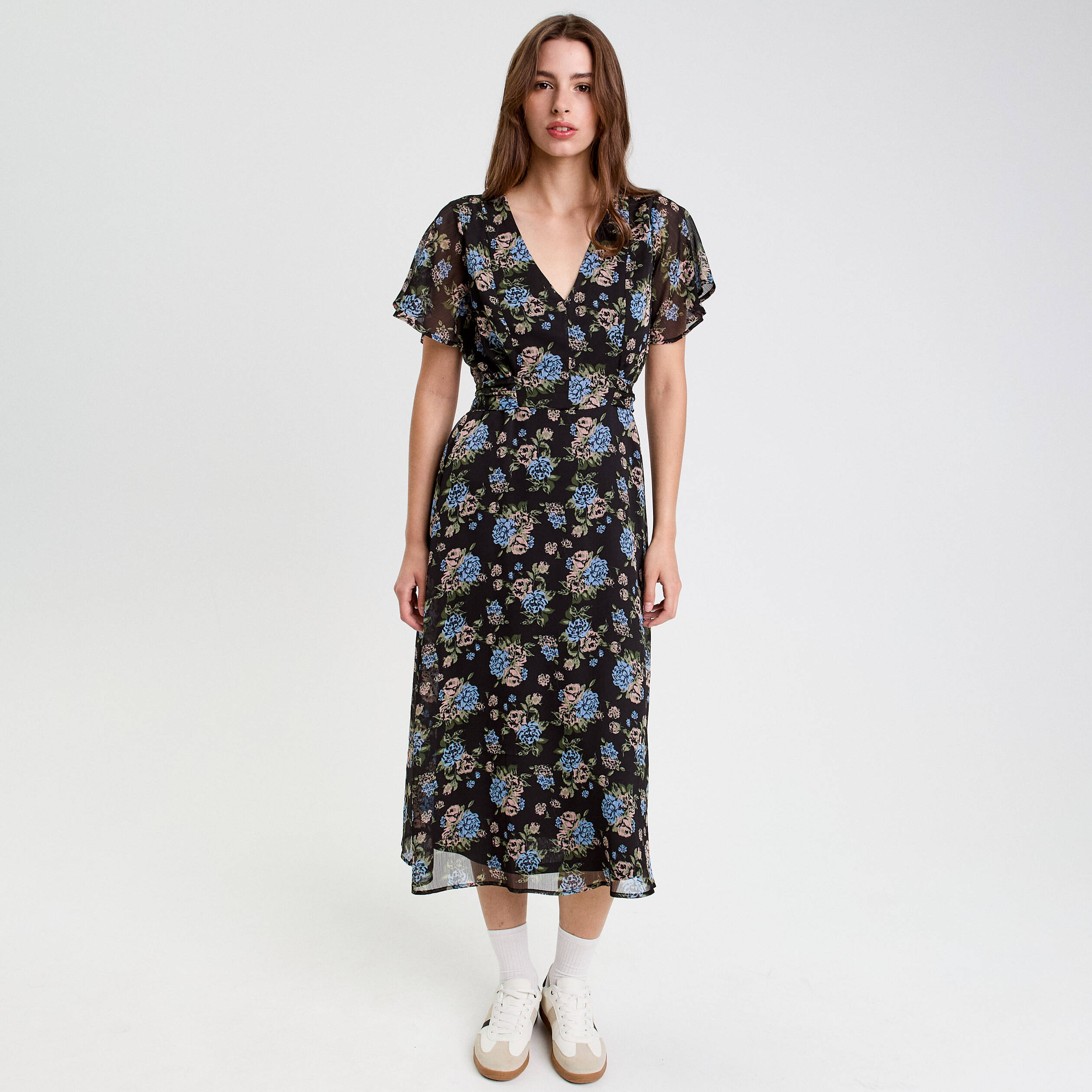 Robe &eacute;vas&eacute;e col v manches courtes noir femme