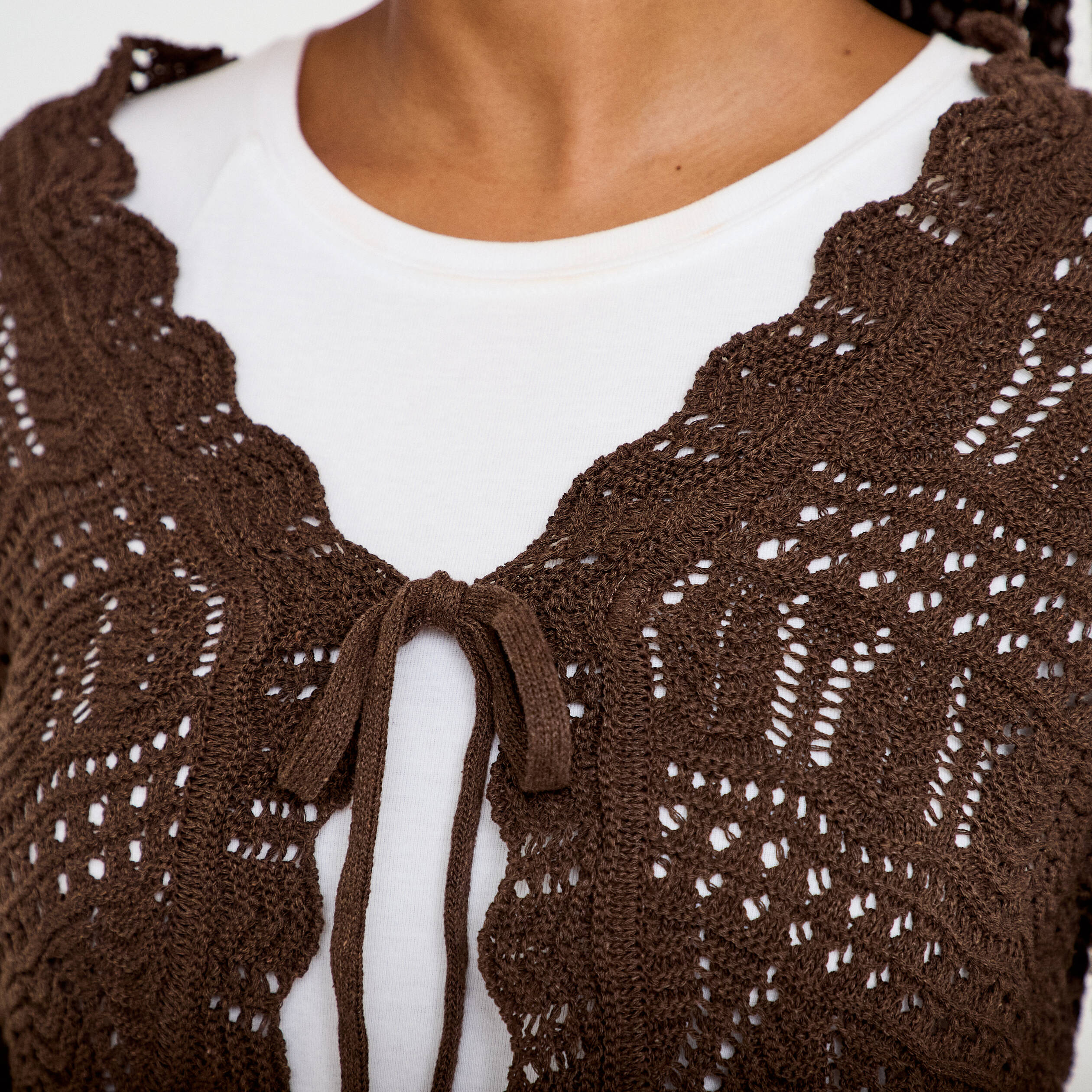 Gilet ajour&eacute; nou&eacute; marron fonc&eacute; femme