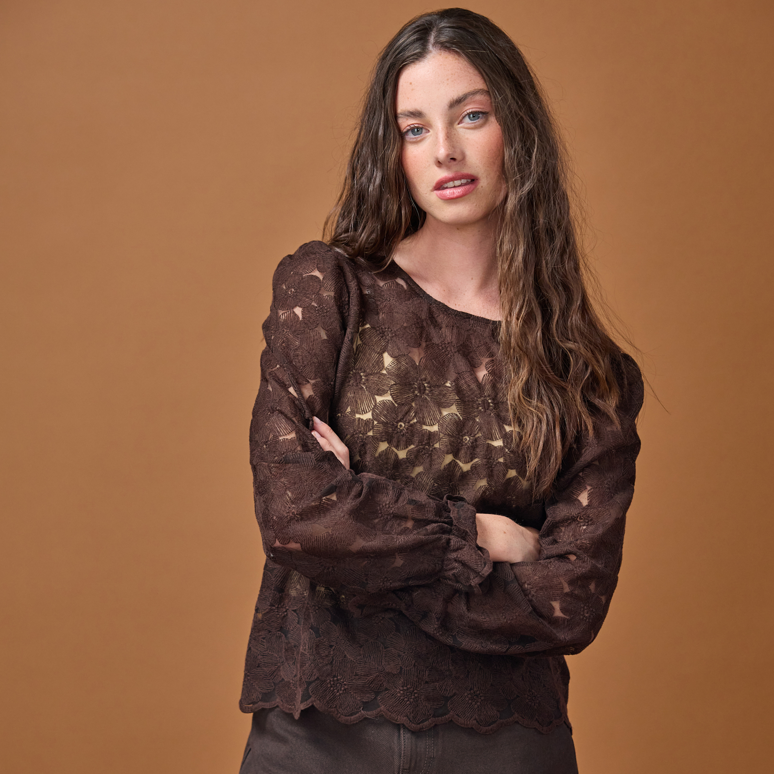 Blouse droite col v en dentelle marron fonc&eacute; femme