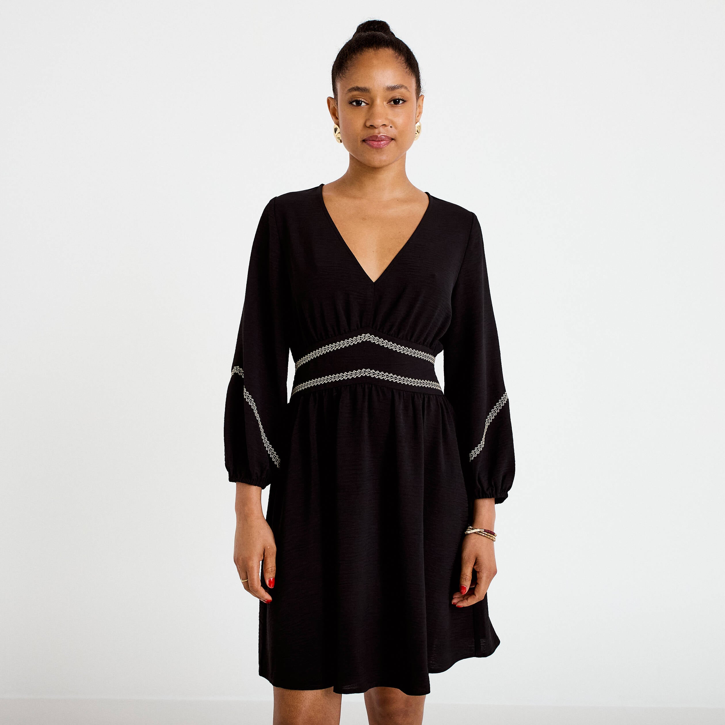 Robe courte &eacute;vas&eacute;e col v manches 3/4 noir femme