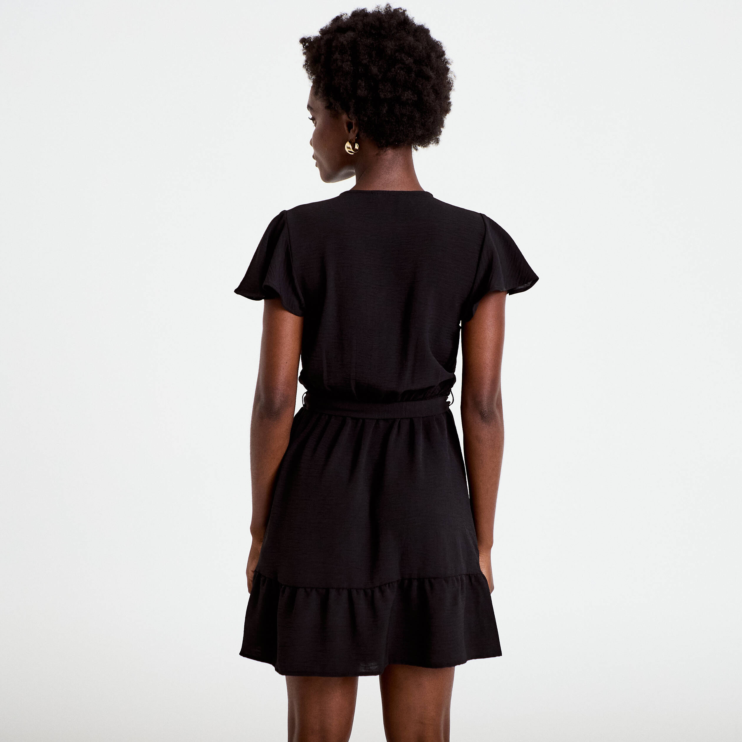 Robe courte &eacute;vas&eacute;e col v manches courtes noir femme