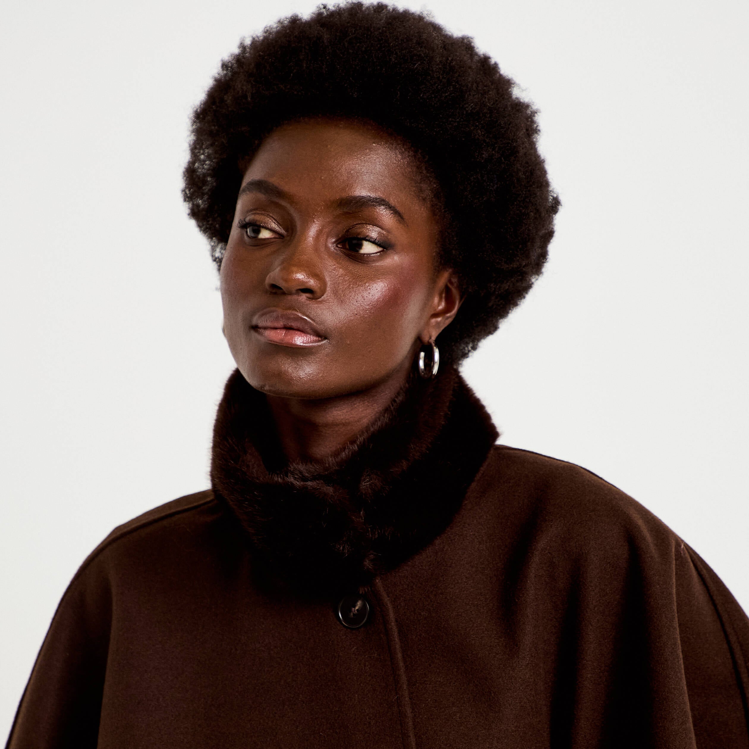 Poncho en fausse fourrure marron fonc&eacute; femme