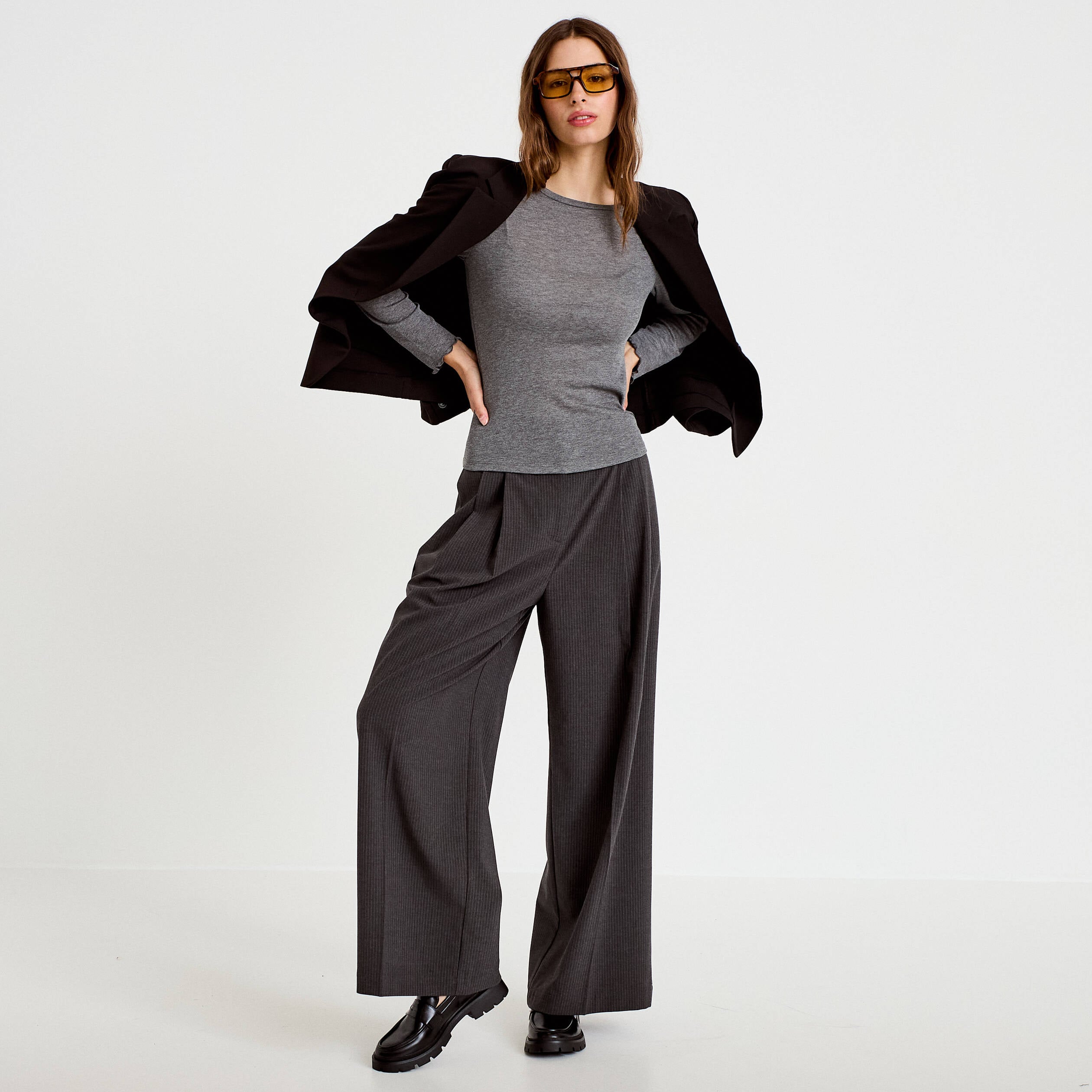 Pantalon large &agrave; pinces gris femme