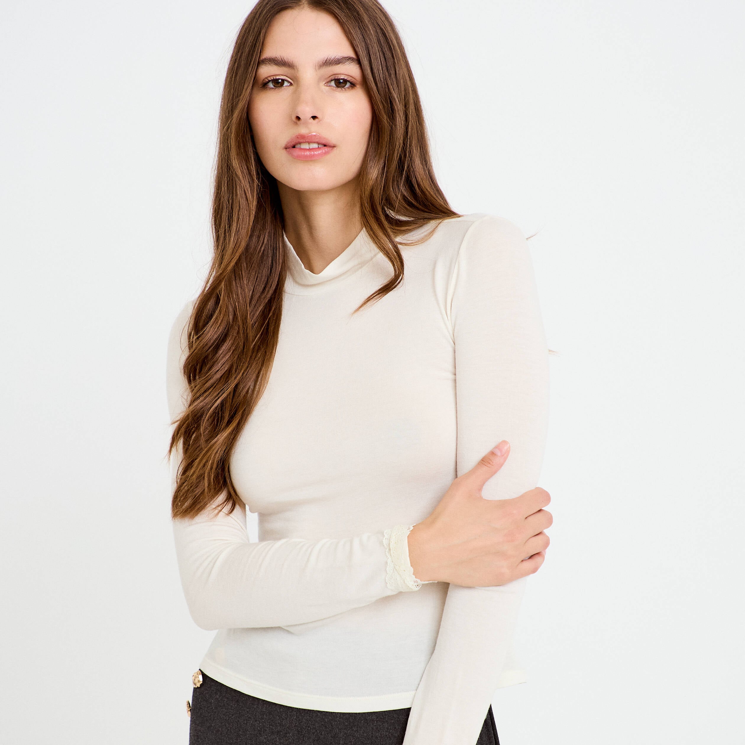 T-shirt ajust&eacute; col roul&eacute; dentelle ecru femme