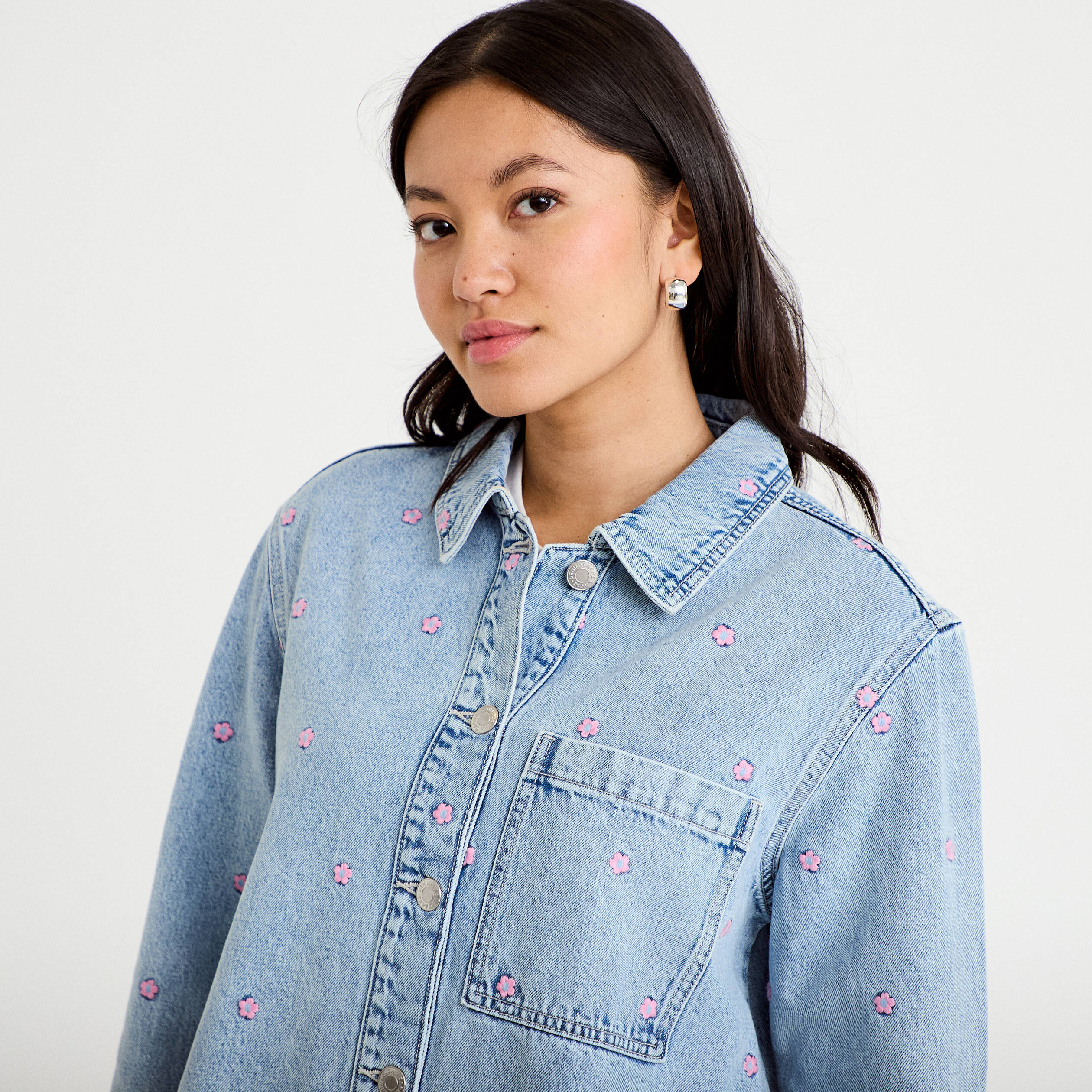 Surchemise denim broderies fleurs bleu fonc&eacute; femme