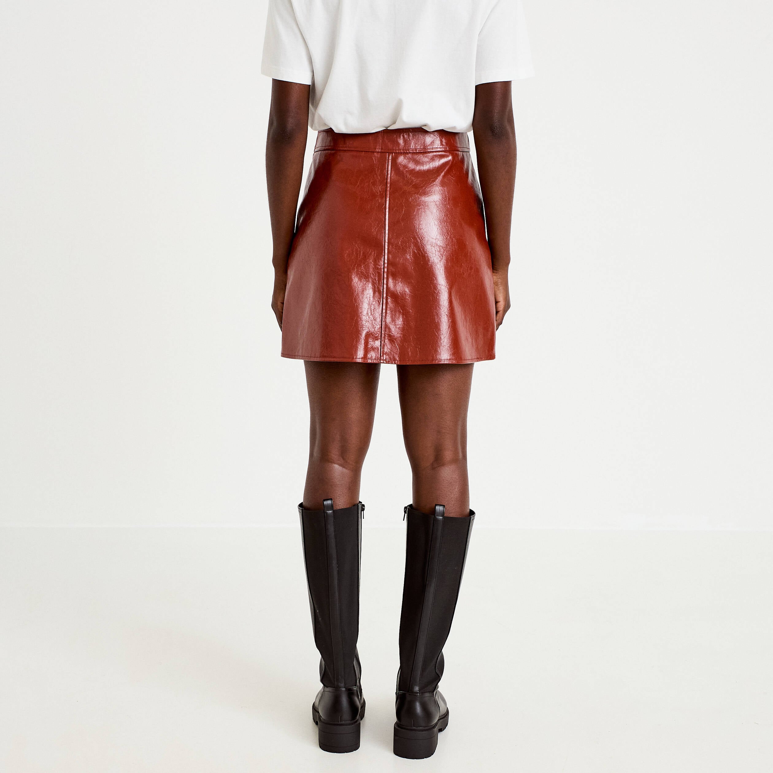 Jupe trap&egrave;ze courte en similicuir marron cognac femme