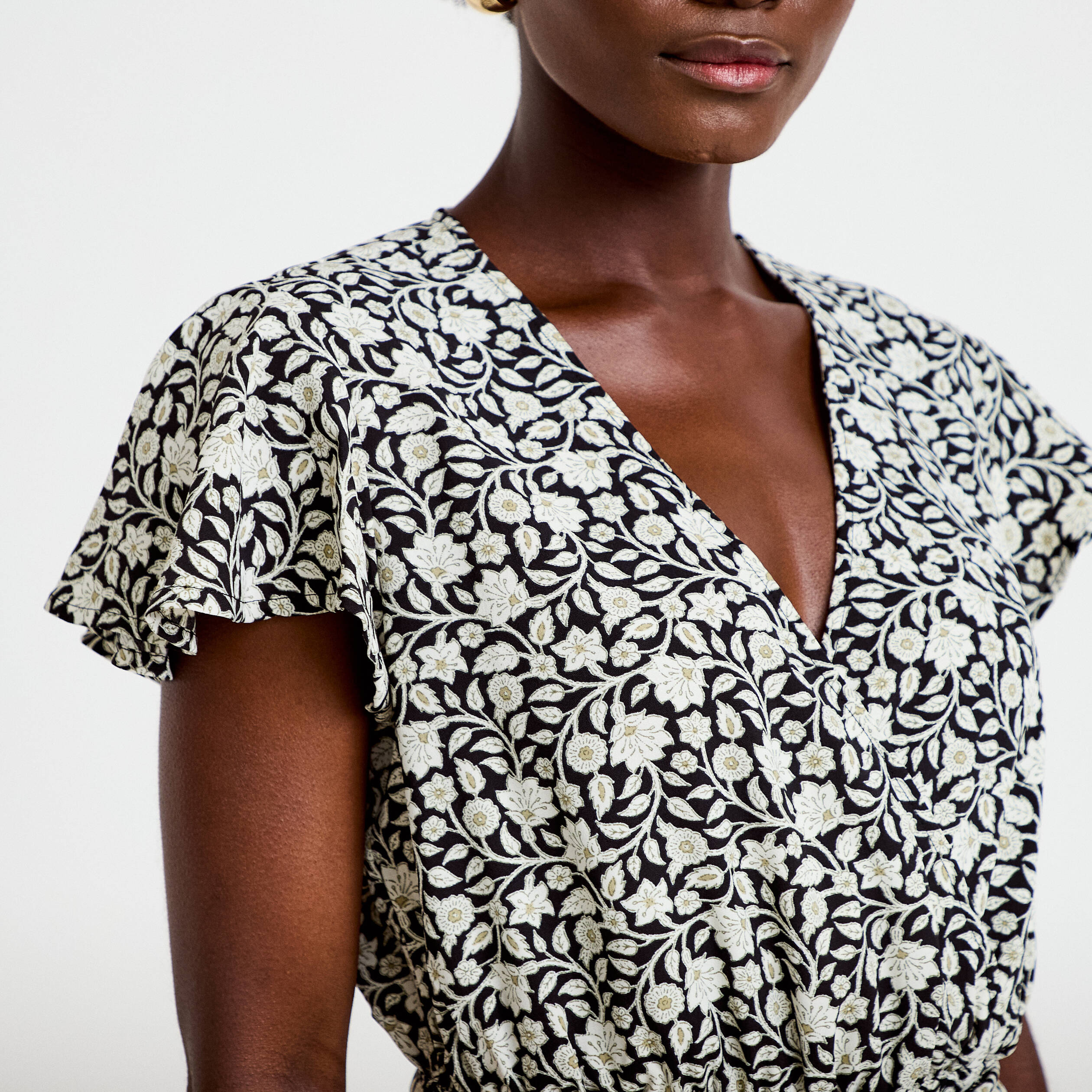 Robe courte &eacute;vas&eacute;e col v manches courtes noir femme