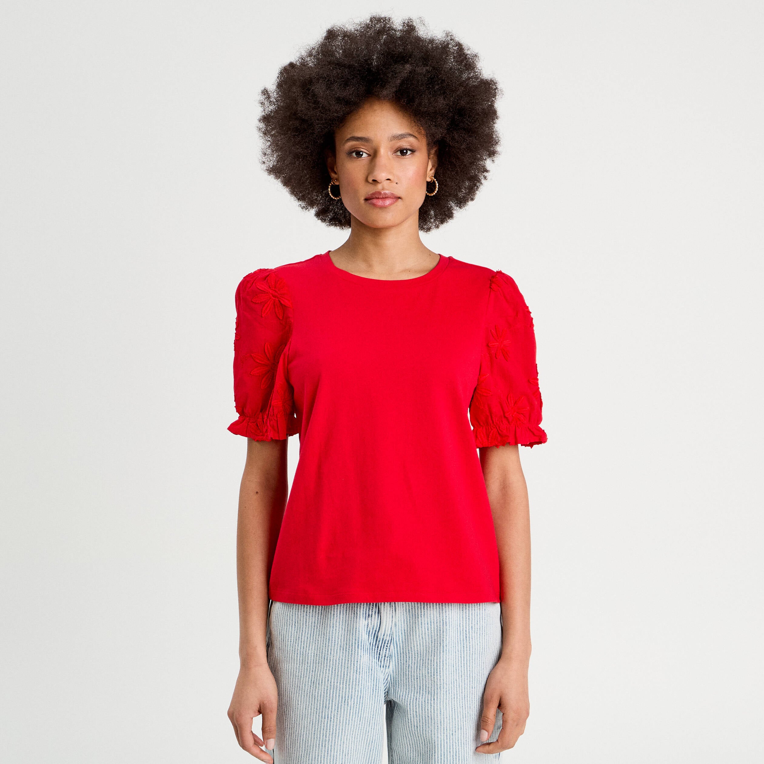 T-shirt manches brod&eacute;es rouge femme