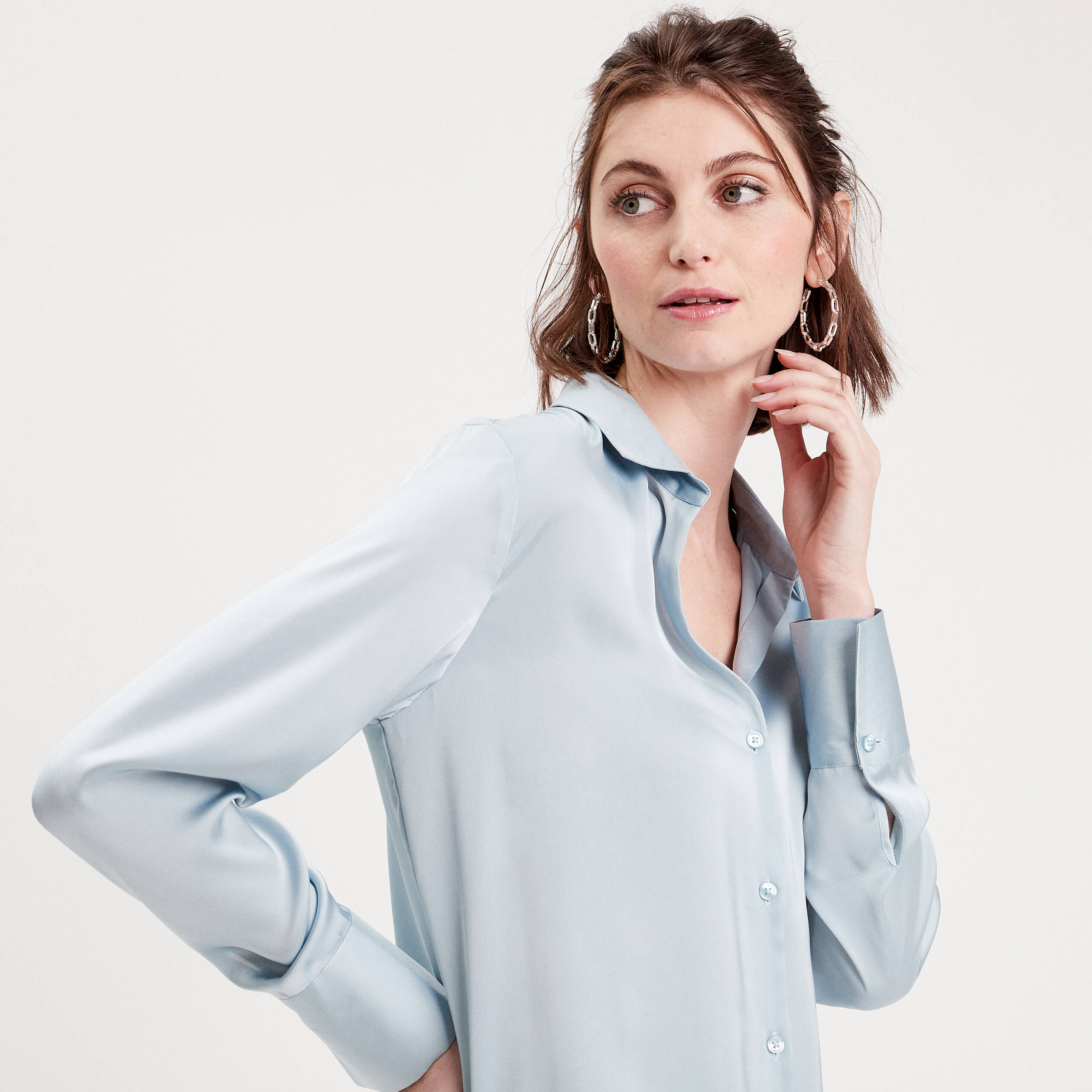 Chemise satin&eacute;e bleu clair femme