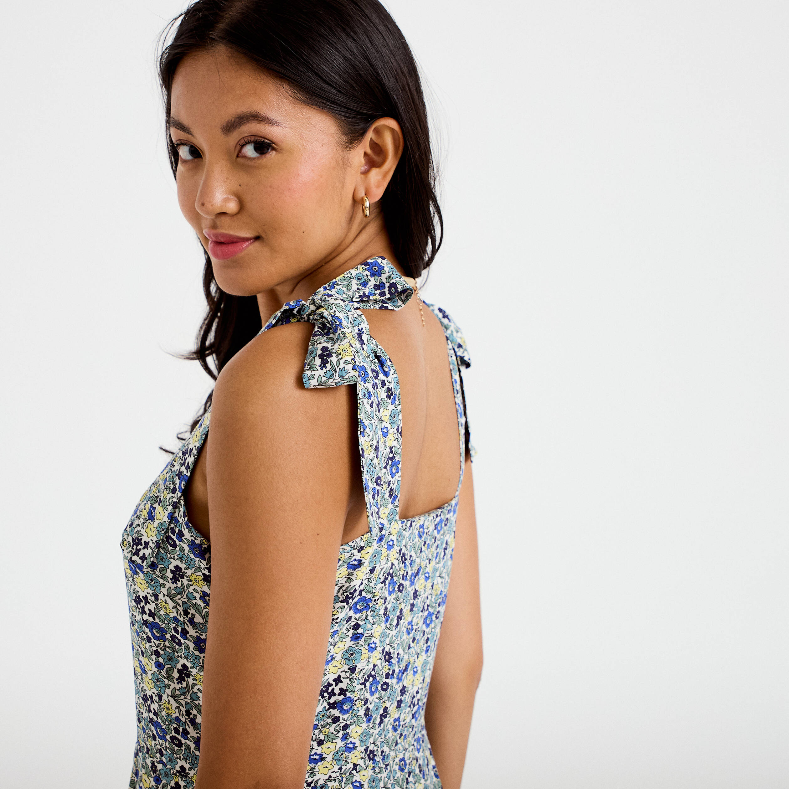 Robe courte &eacute;vas&eacute;e &agrave; fines bretelles blanc femme