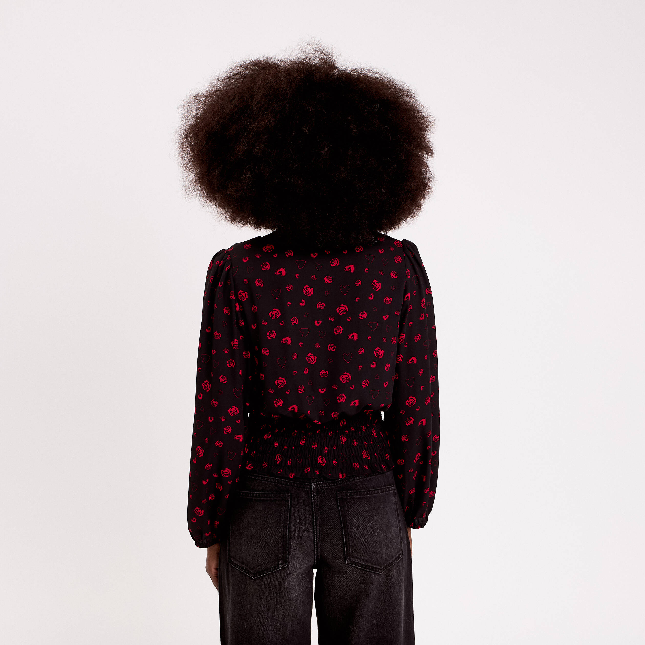 Blouse courte taille smock&eacute;e noir femme