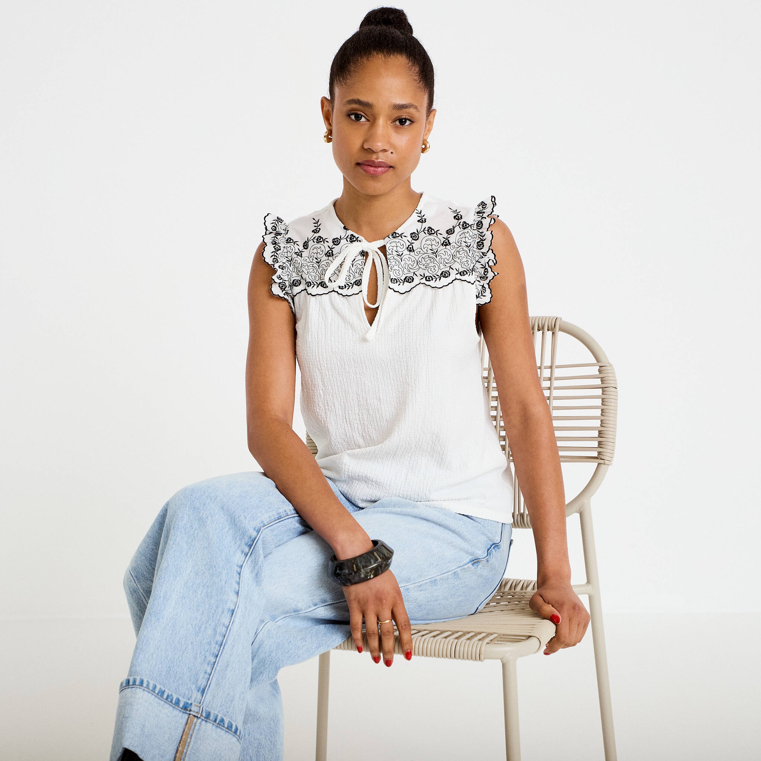 Blouse d&eacute;collet&eacute; sans manches brod&eacute;e noir femme