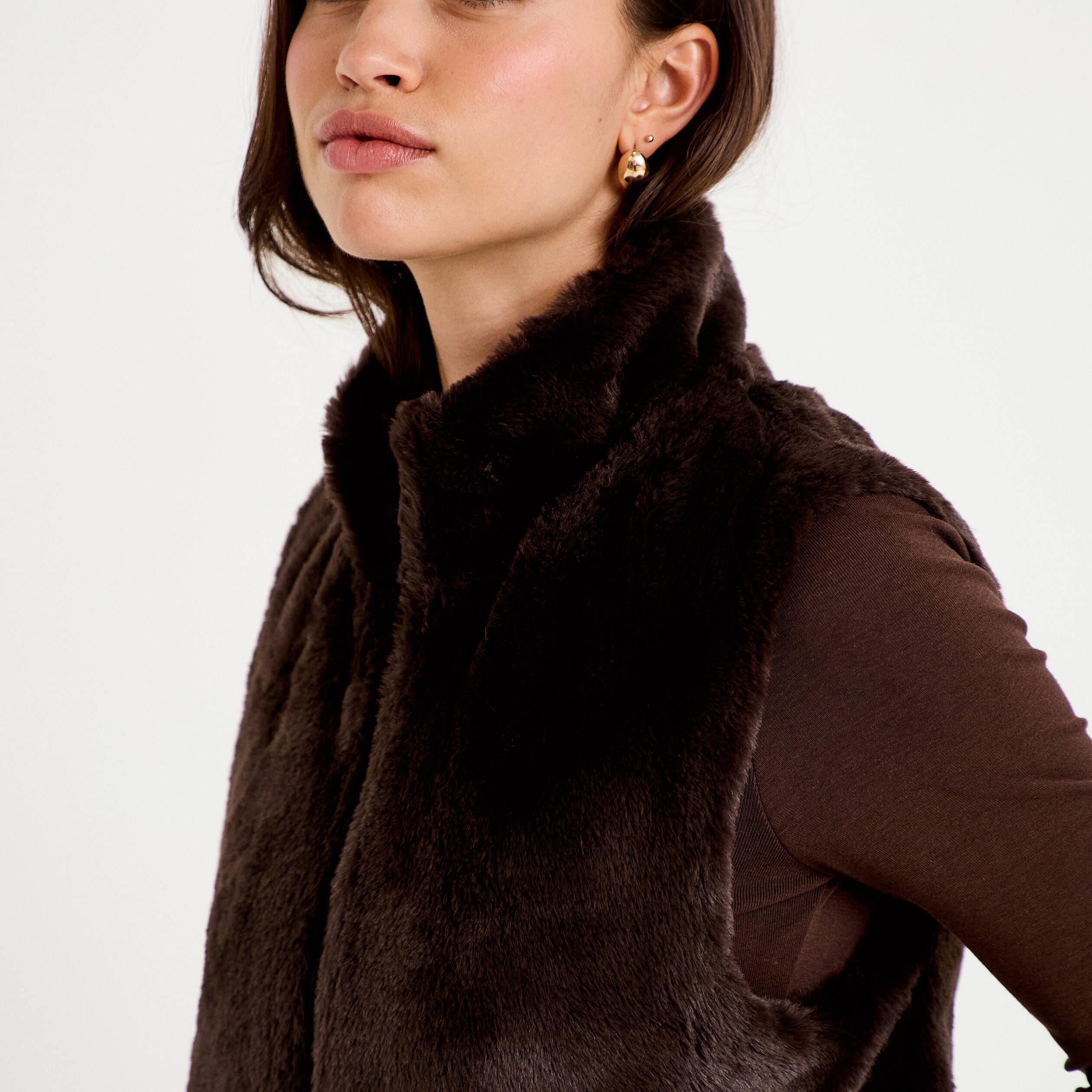 Veste courte ajust&eacute;e sans manches marron fonc&eacute; femme