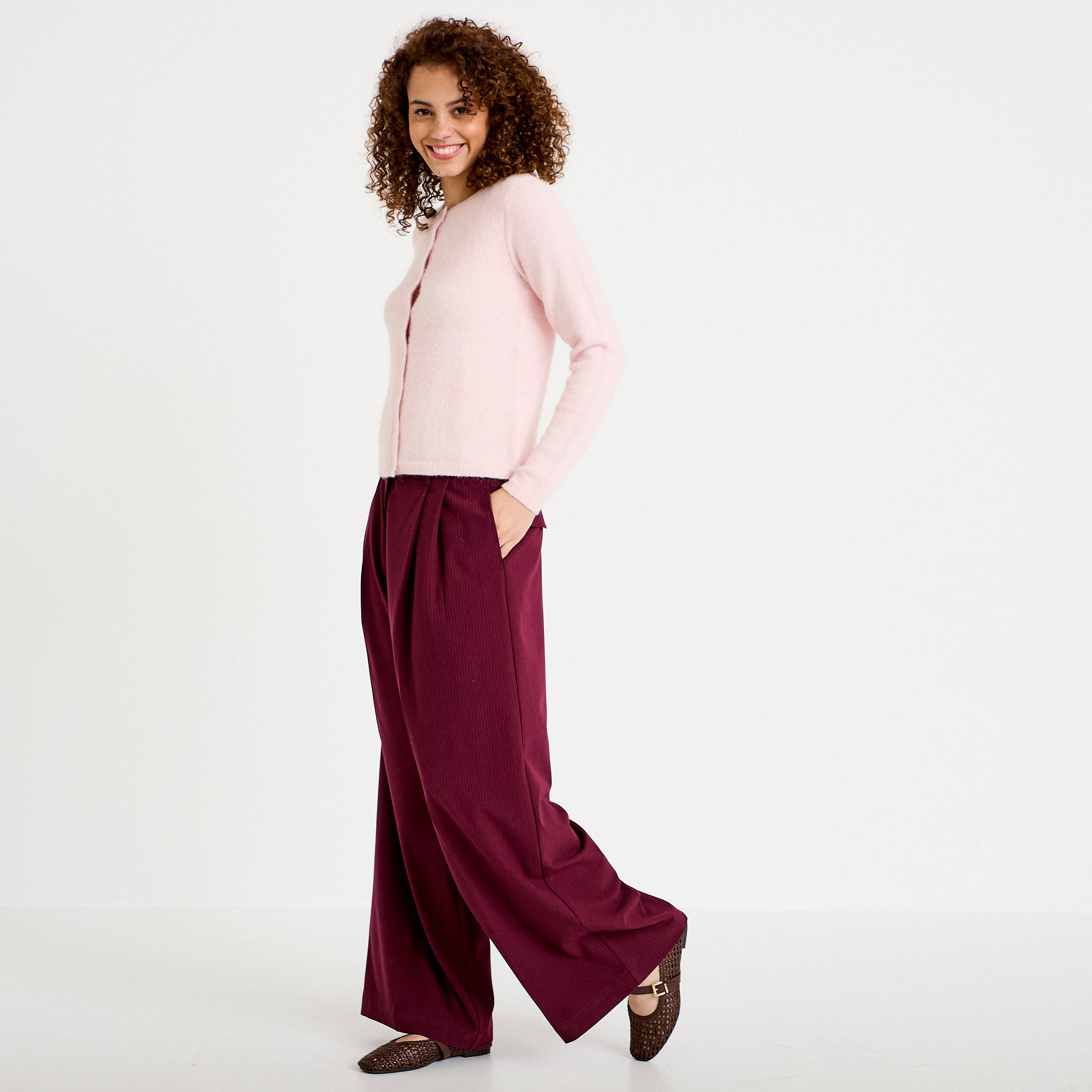 Pantalon large &agrave; pinces bordeaux femme