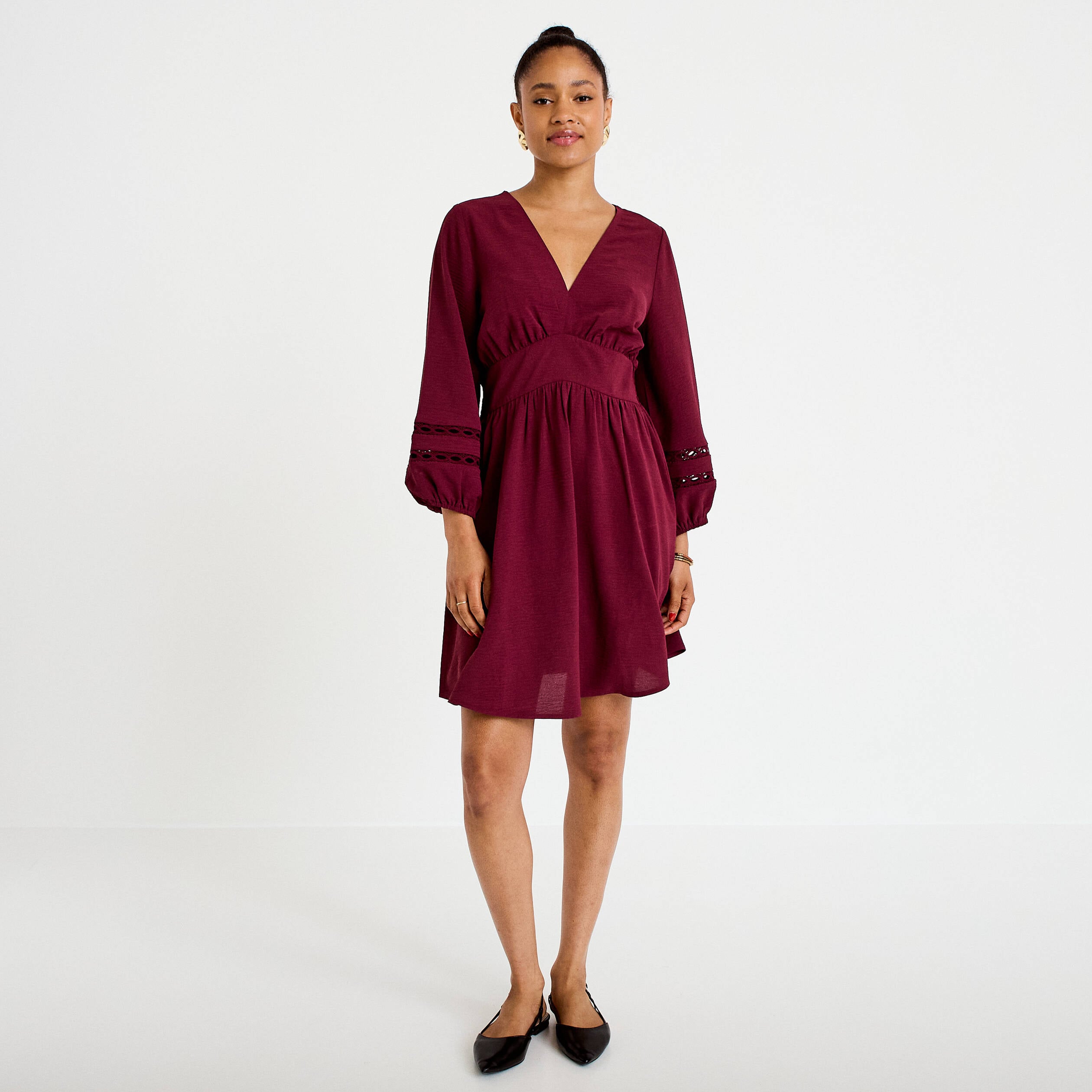 Robe courte &eacute;vas&eacute;e col v manches 3/4 bordeaux femme
