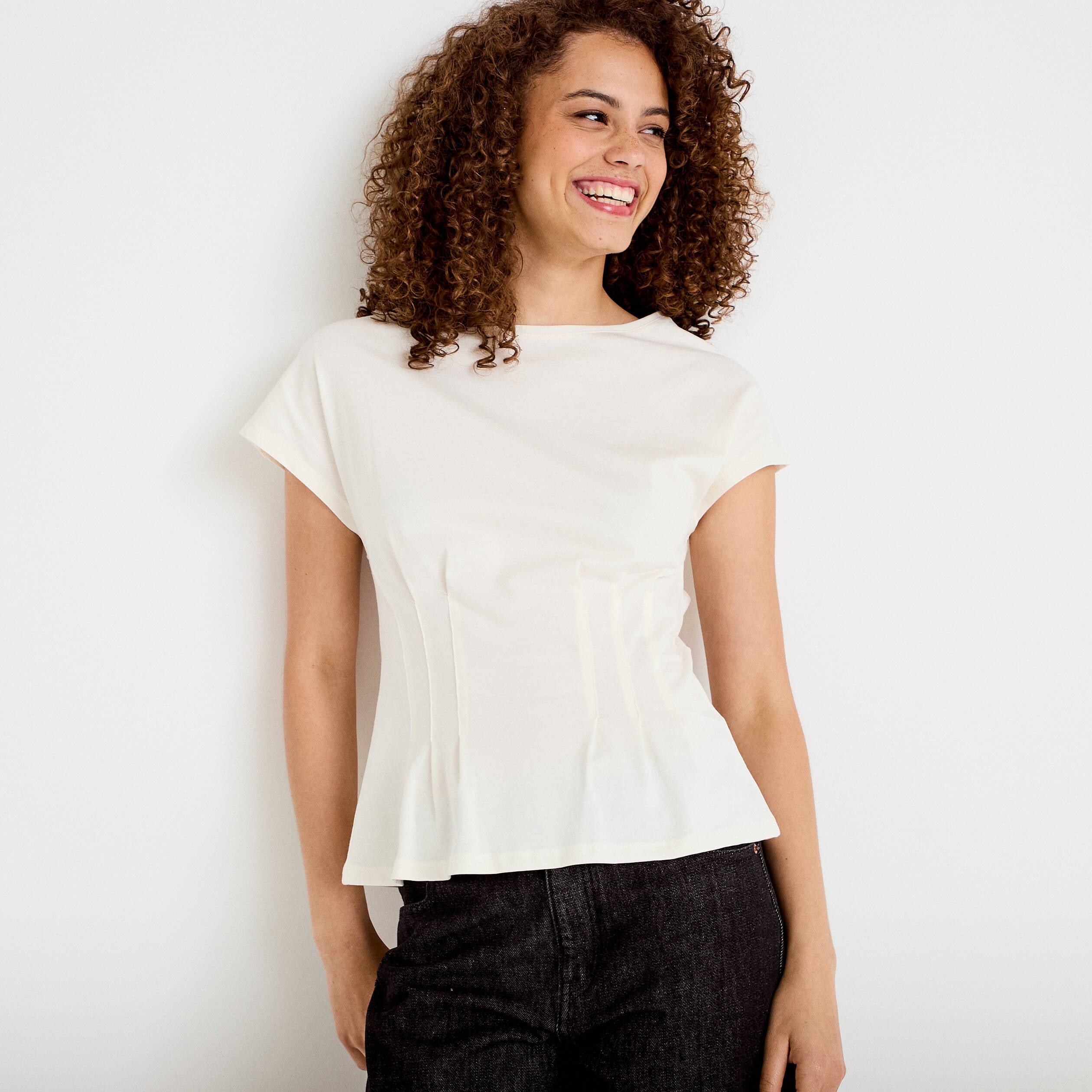 T-shirt cintr&eacute; col rond manches courtes ecru femme