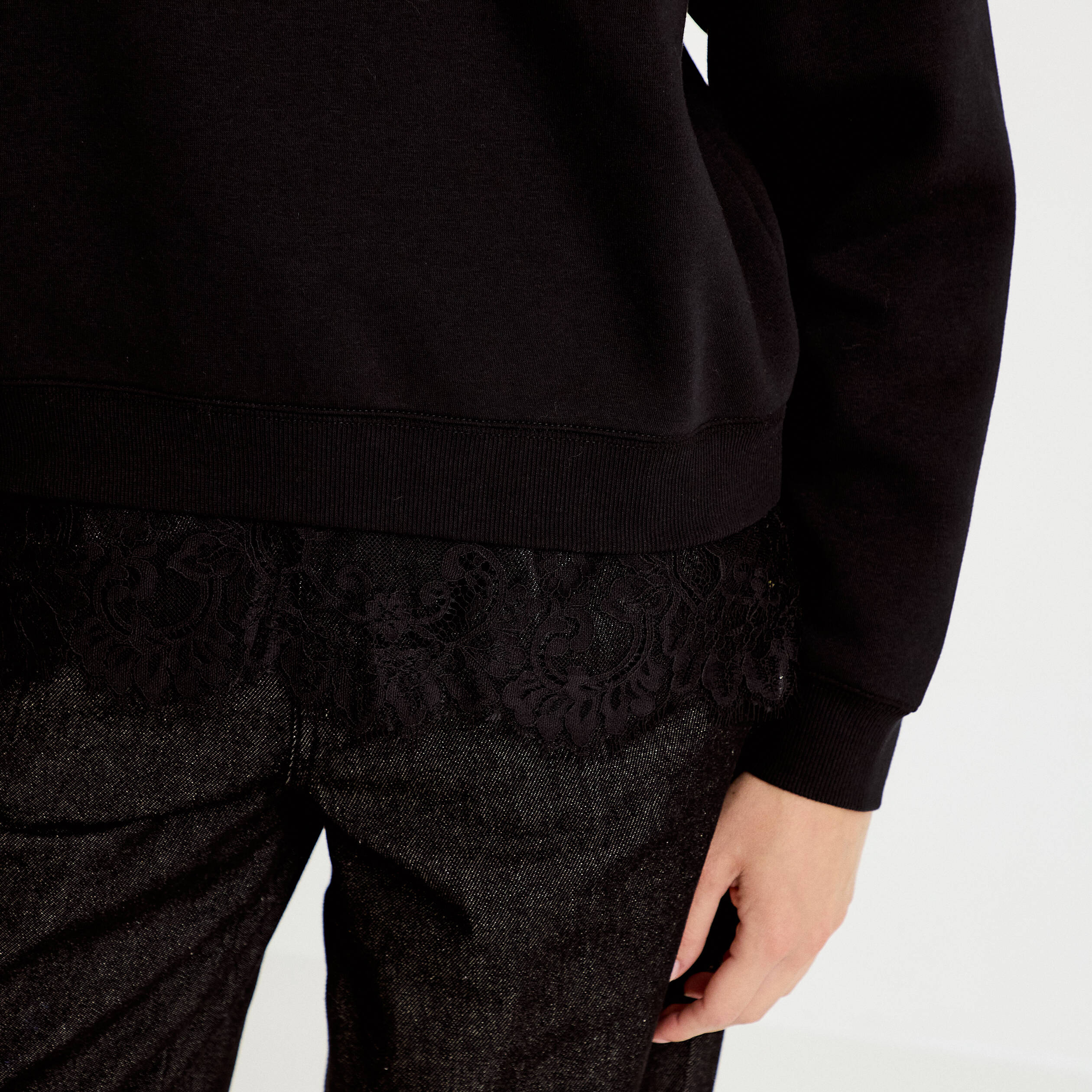 Sweat droit col rond d&eacute;tail dentelle noir femme