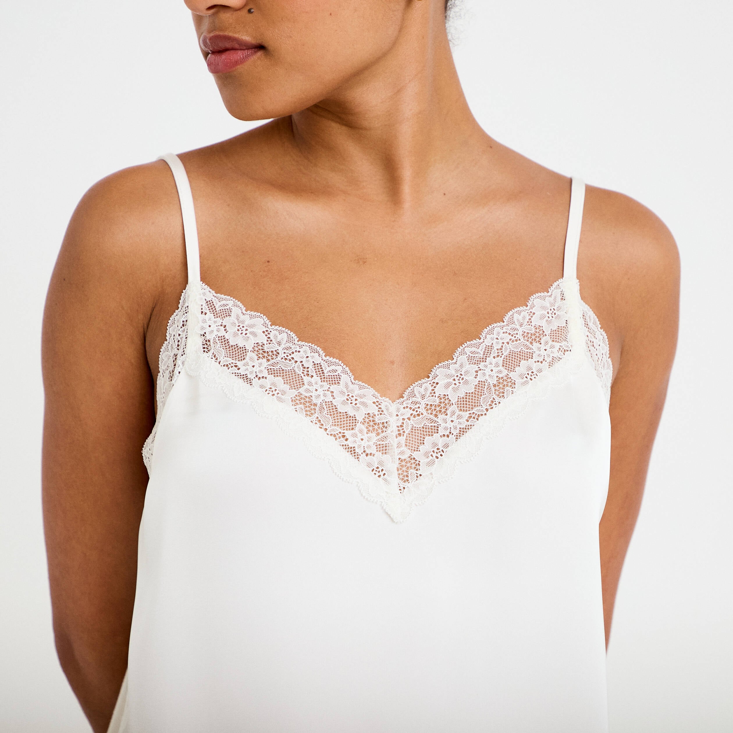 D&eacute;bardeur ajust&eacute; d&eacute;collet&eacute; dentelle ecru femme