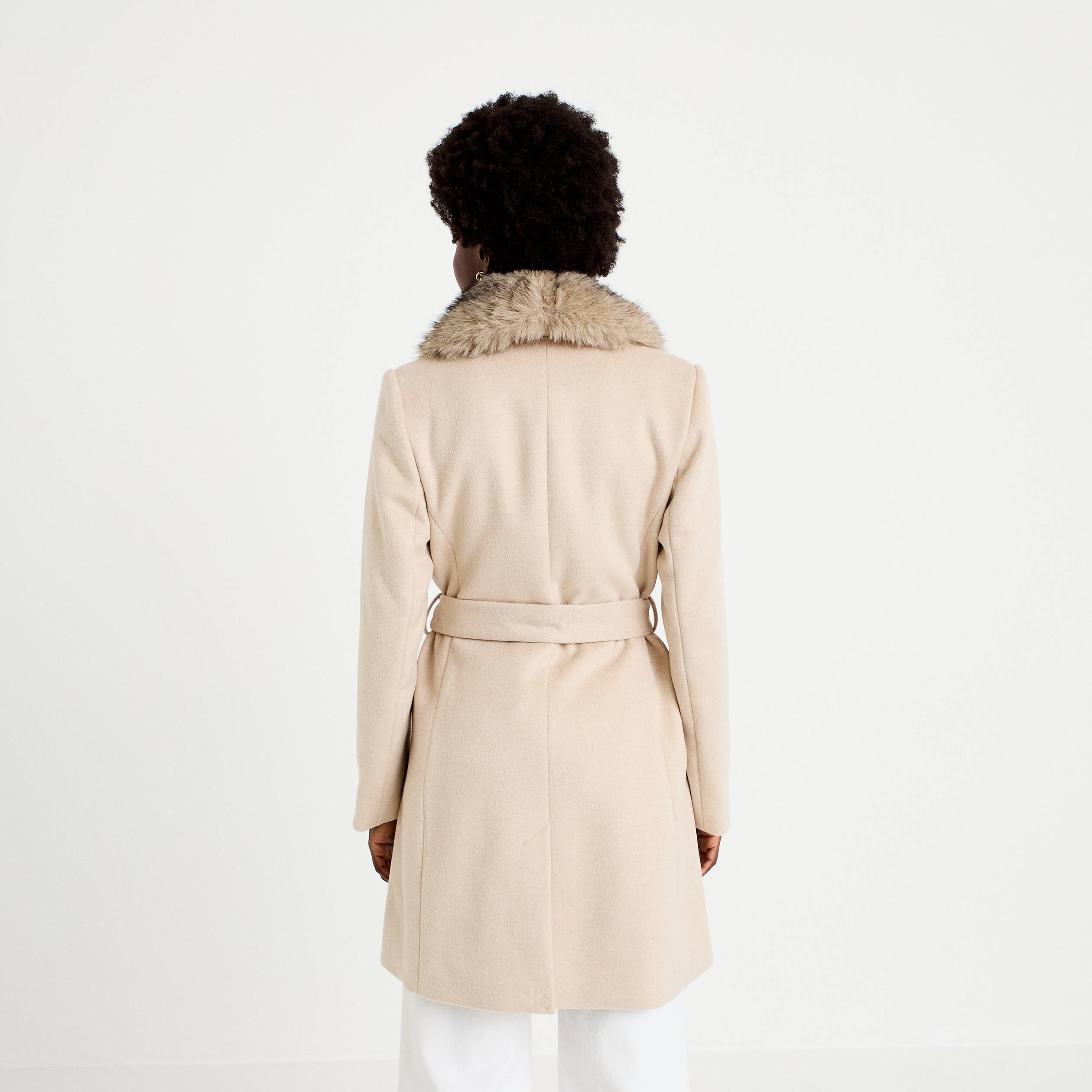 Manteau cintr&eacute; col ch&acirc;le manches longues beige femme