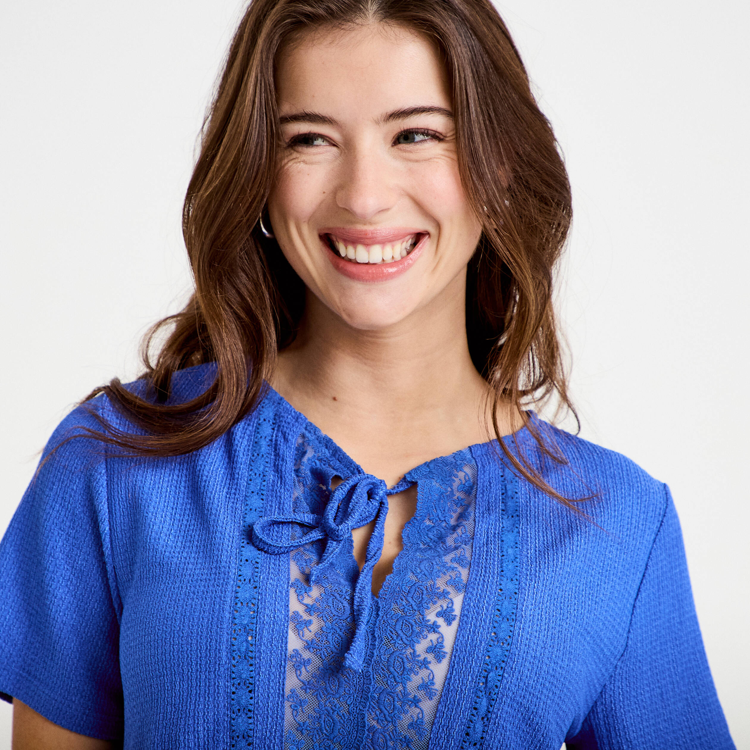 Blouse col v manches courtes dentelle bleu electrique femme