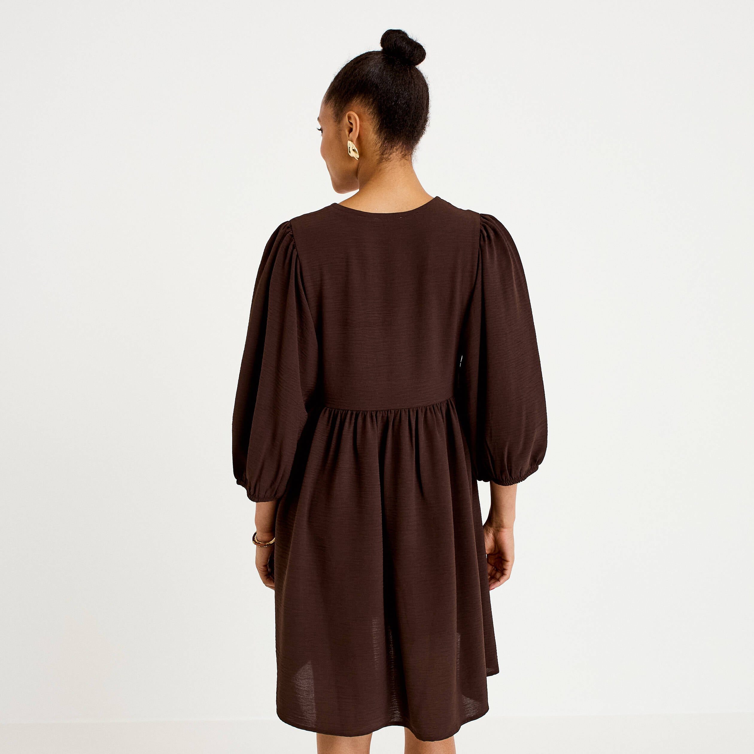 Robe droite courte col v manches 3/4 marron fonc&eacute; femme