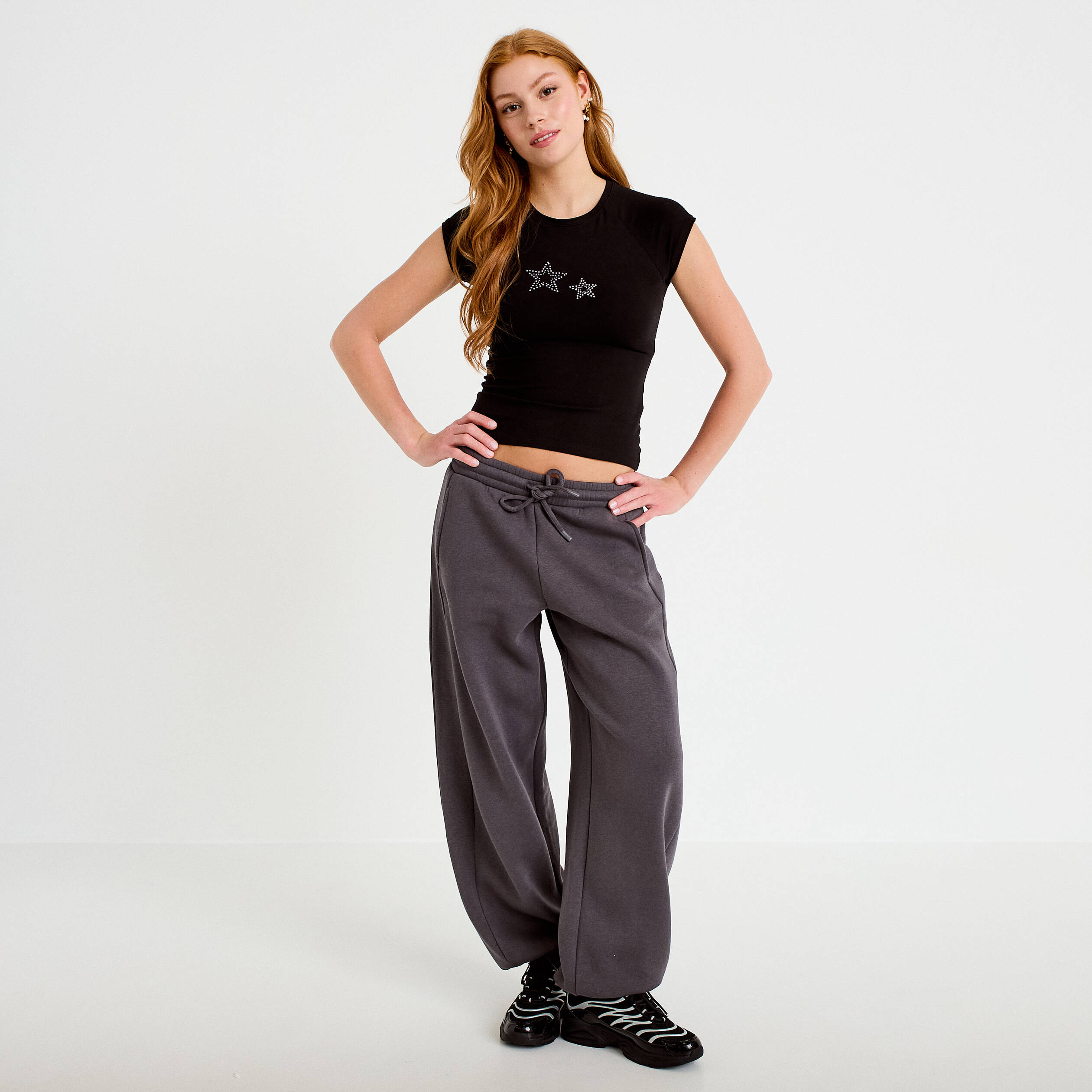 T-shirt ajust&eacute; court col rond noir femme