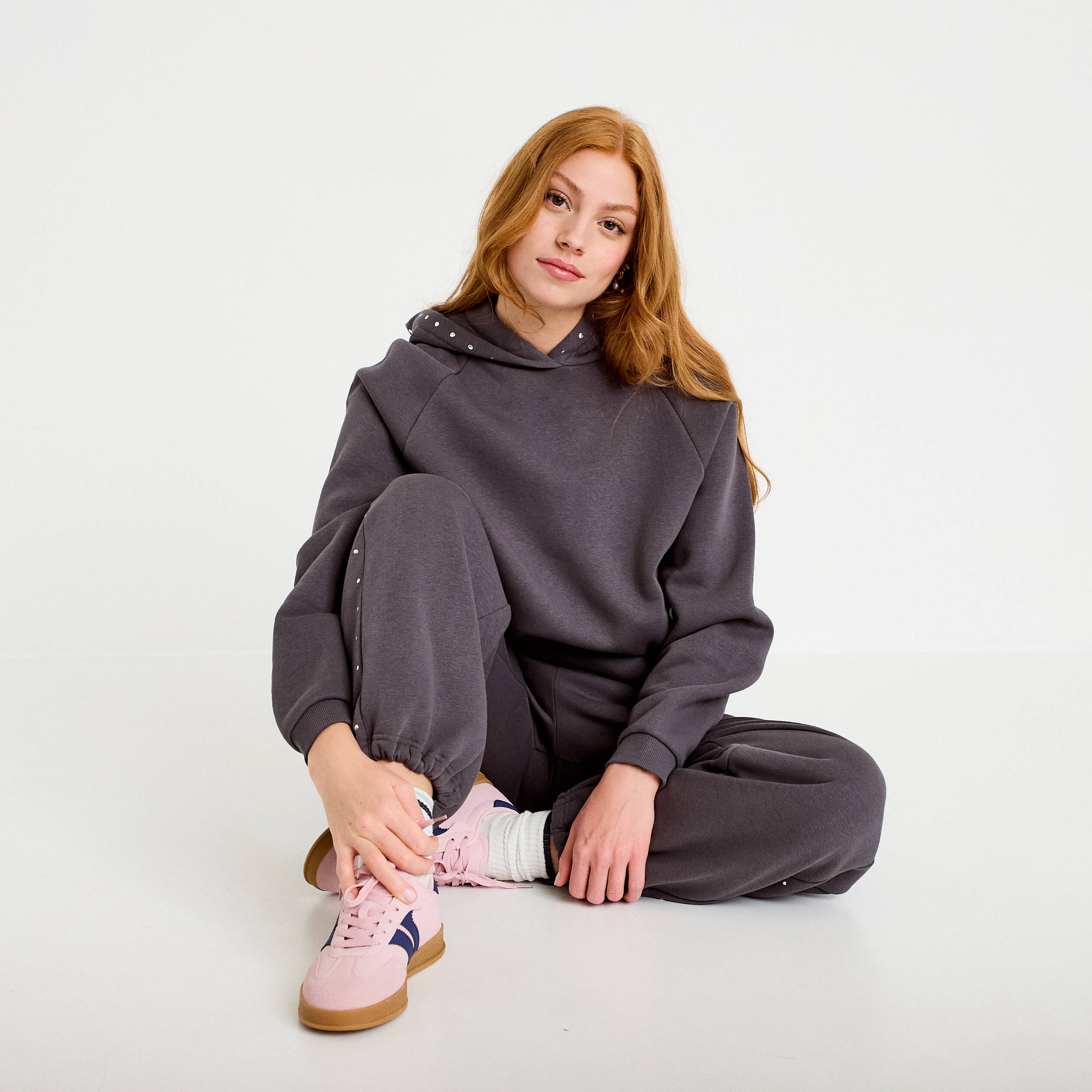 Sweat oversize &agrave; capuche manches longues gris fonc&eacute; femme