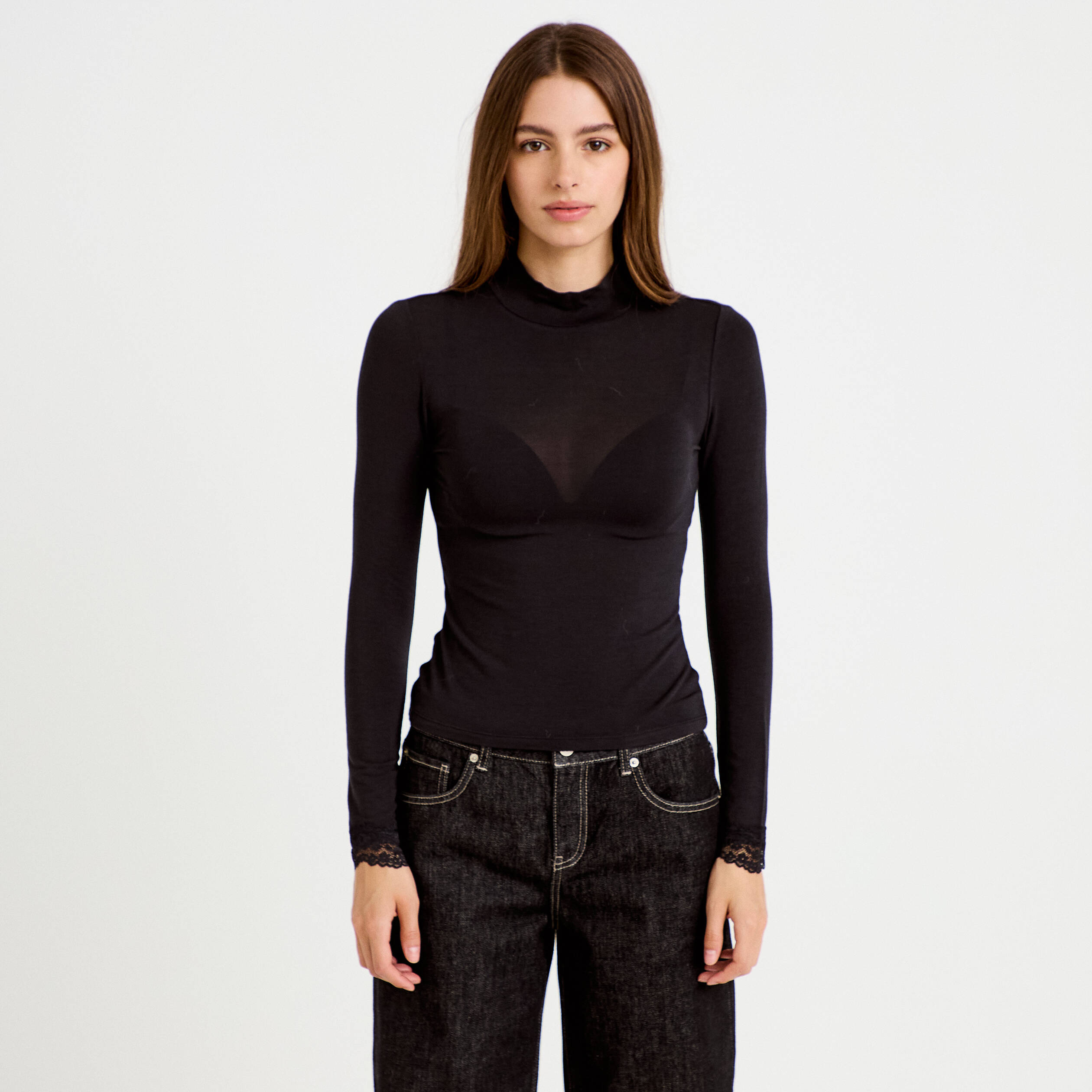 T-shirt ajust&eacute; col roul&eacute; dentelle noir femme