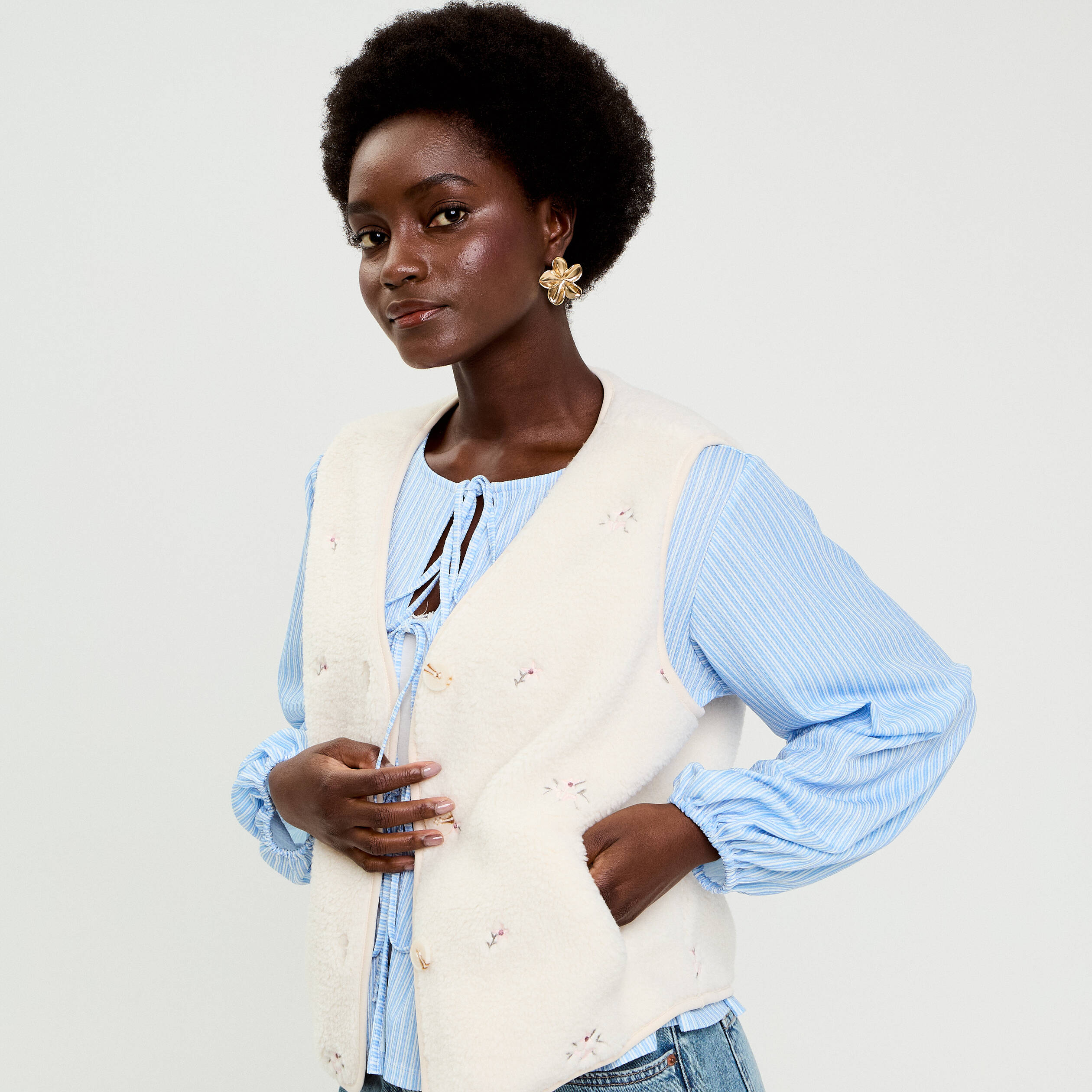 Gilet sans manches brod&eacute; effet polaire blanc femme