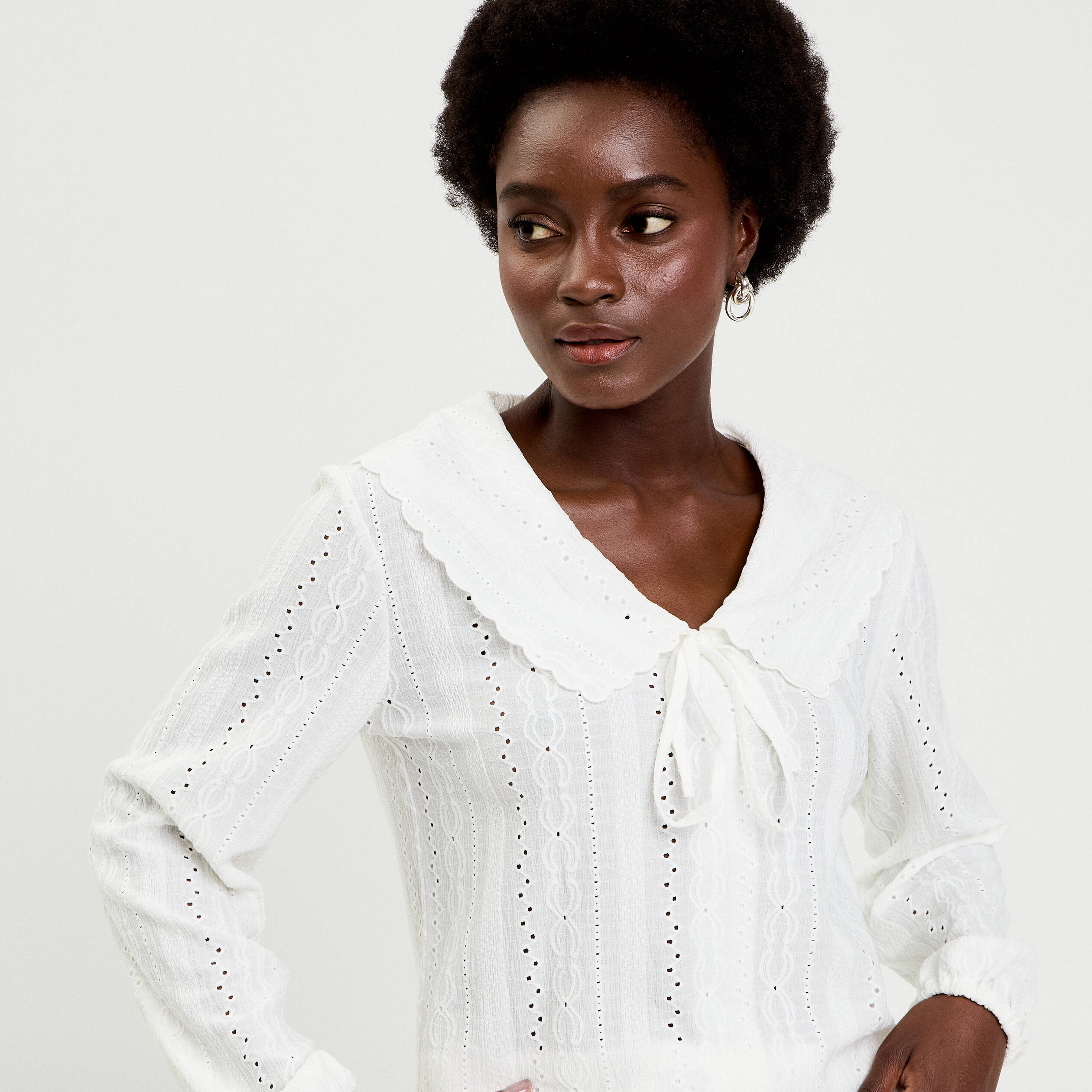 Blouse ajour&eacute;e col claudine dentelle ecru femme