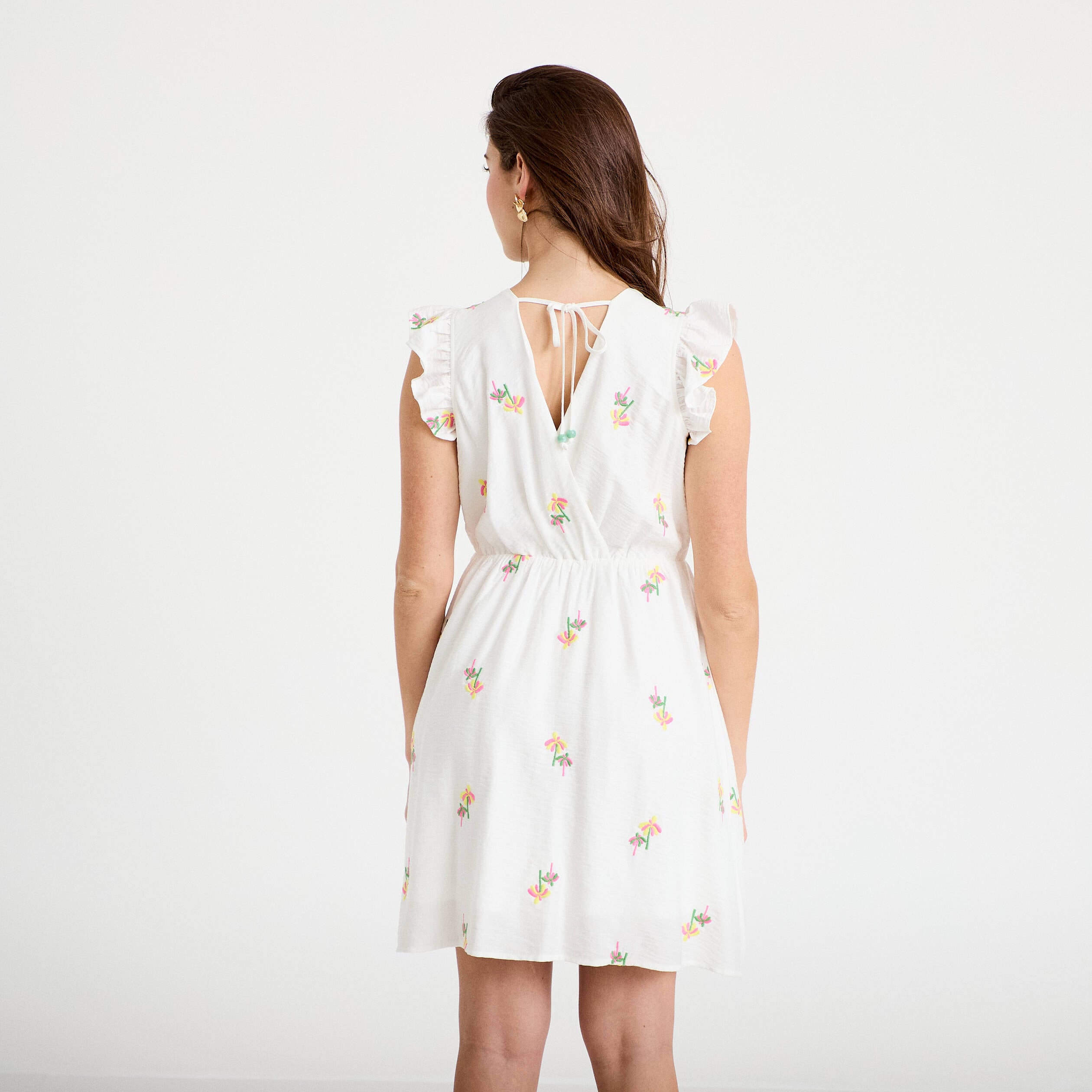 Robe courte &eacute;vas&eacute;e col coeur blanc femme
