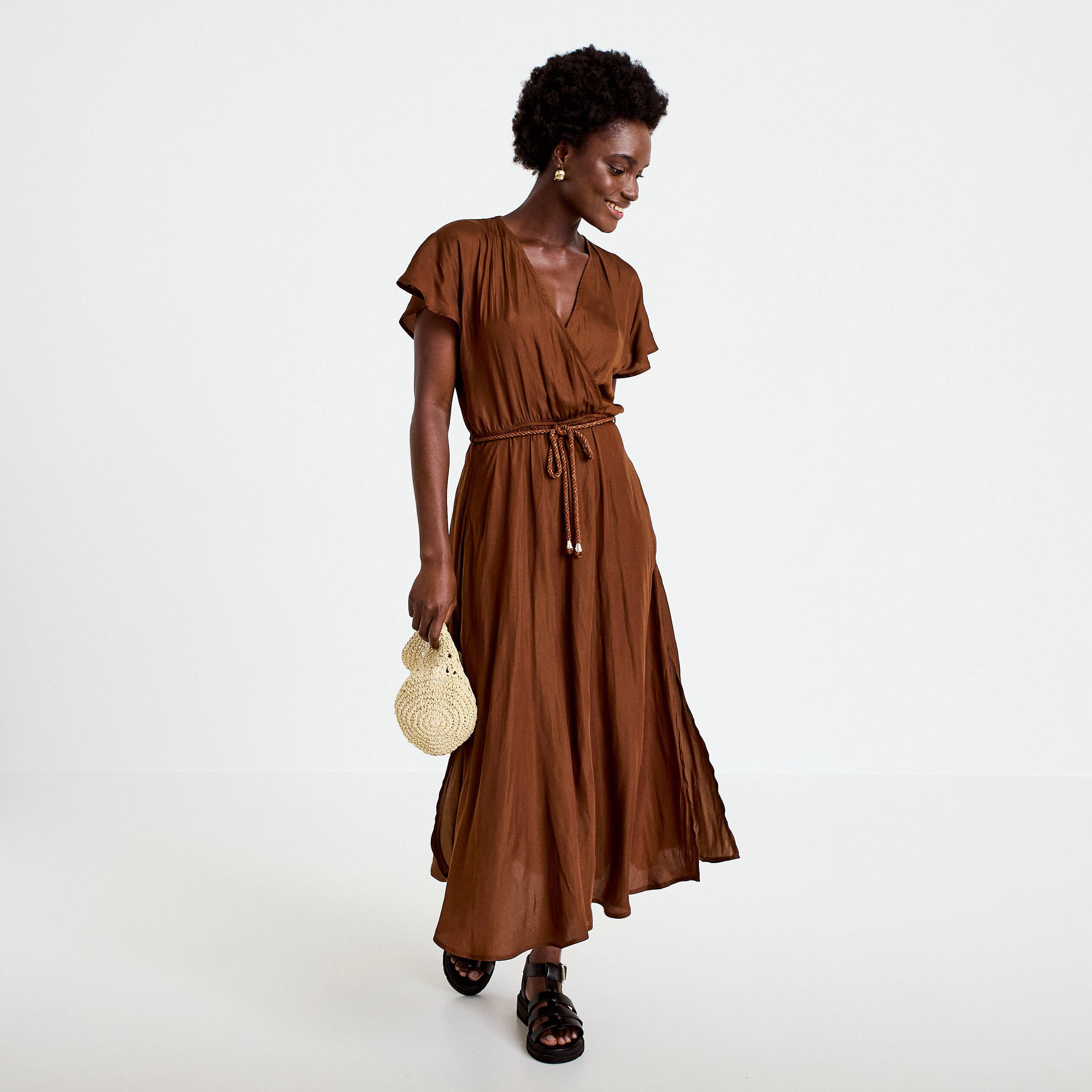 Robe longue &eacute;vas&eacute;e col v satin&eacute;e marron femme