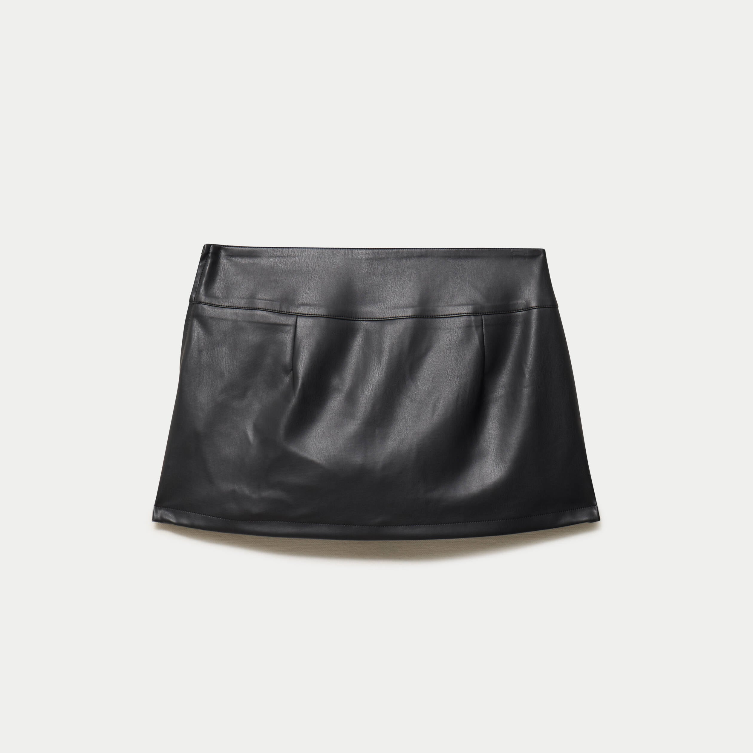 Jupe-short mini enduite d&eacute;tails clout&eacute;s noir femme