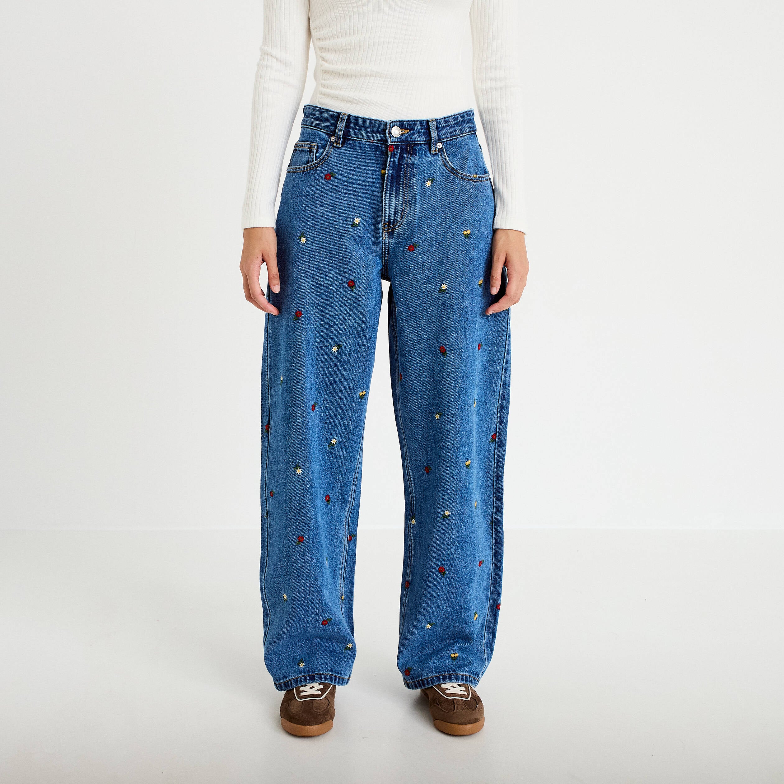 Jean barrel avec broderie bleu femme