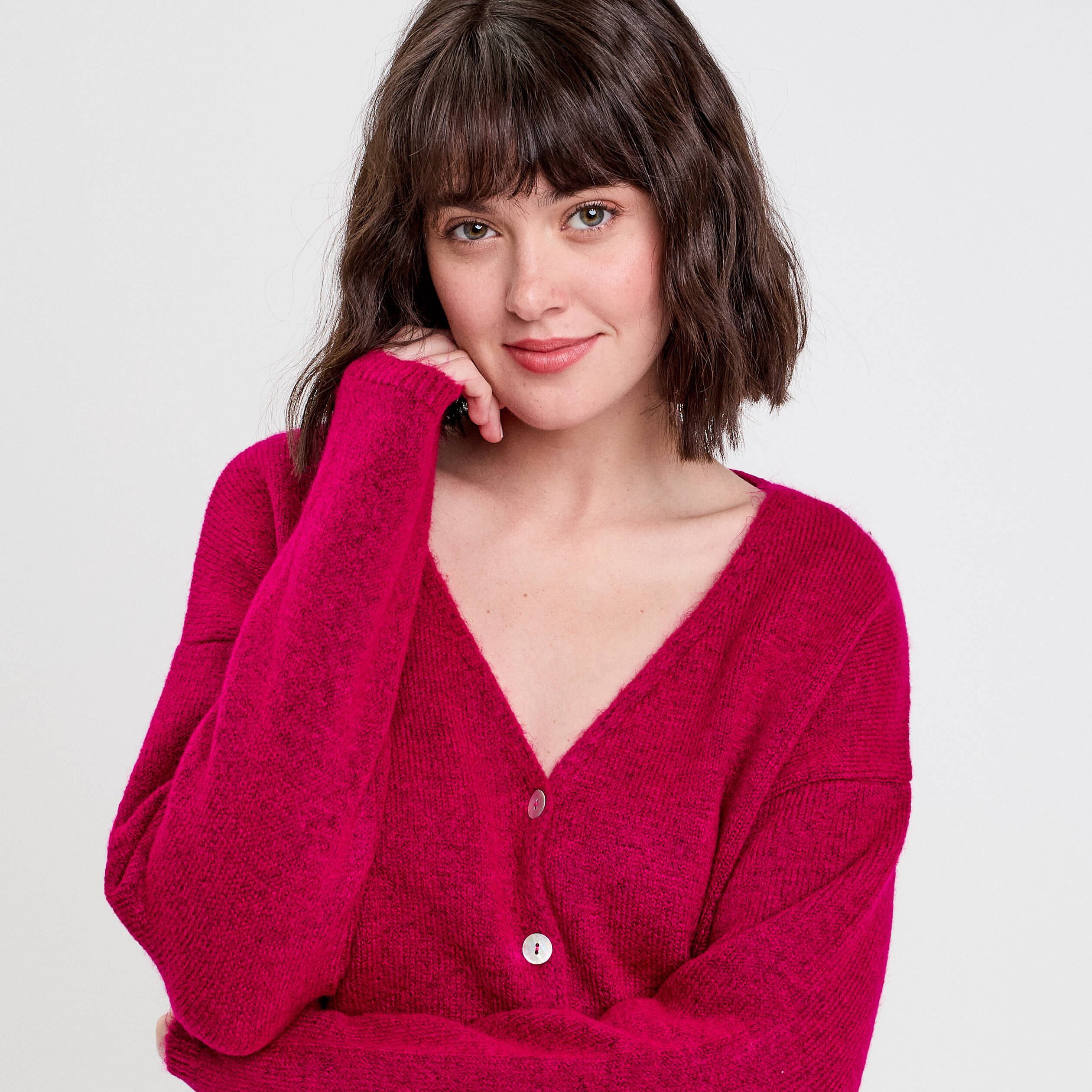 Gilet boutonn&eacute; avec col en V rose fushia femme
