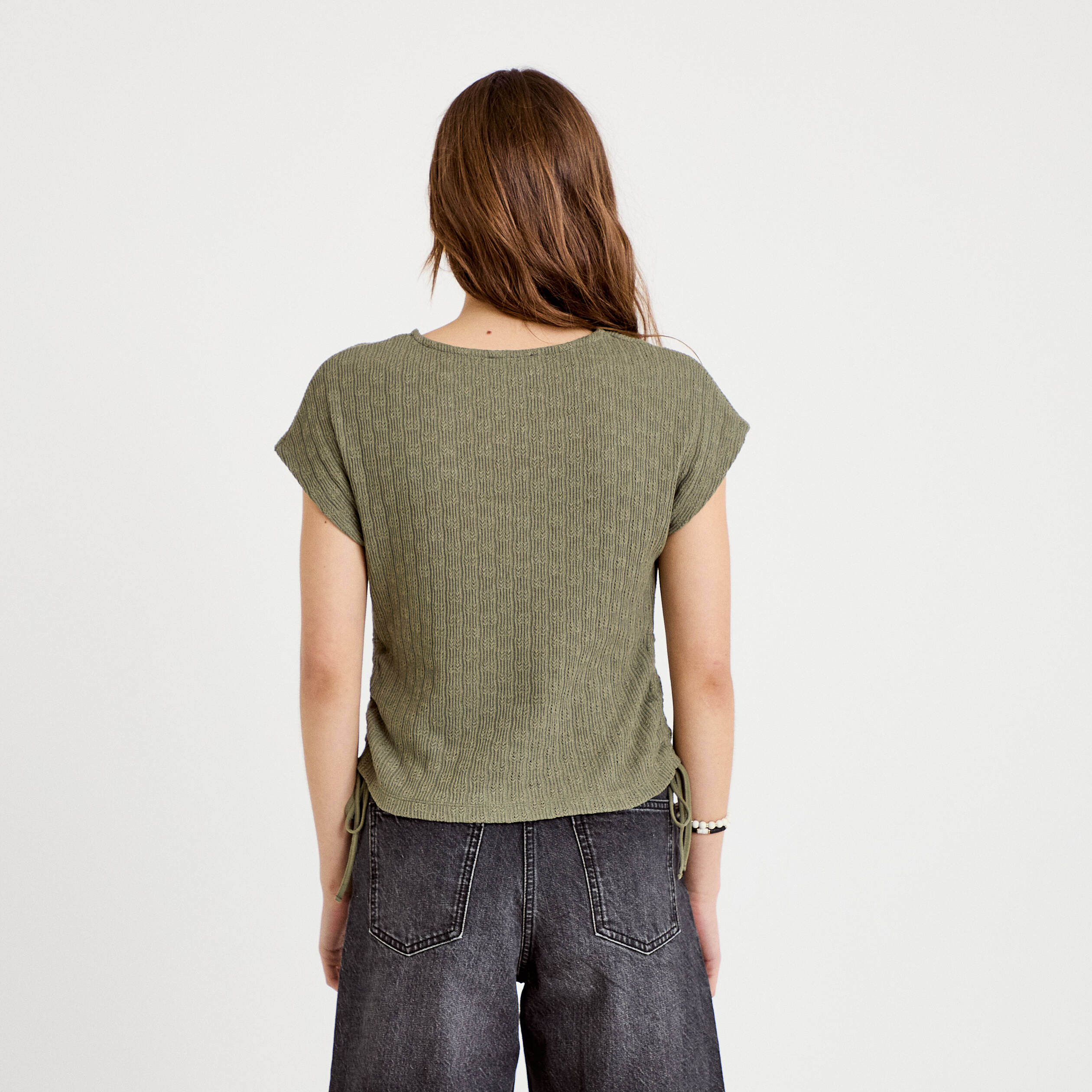 T-shirt ajour&eacute; d&eacute;tails cordons vert kaki femme