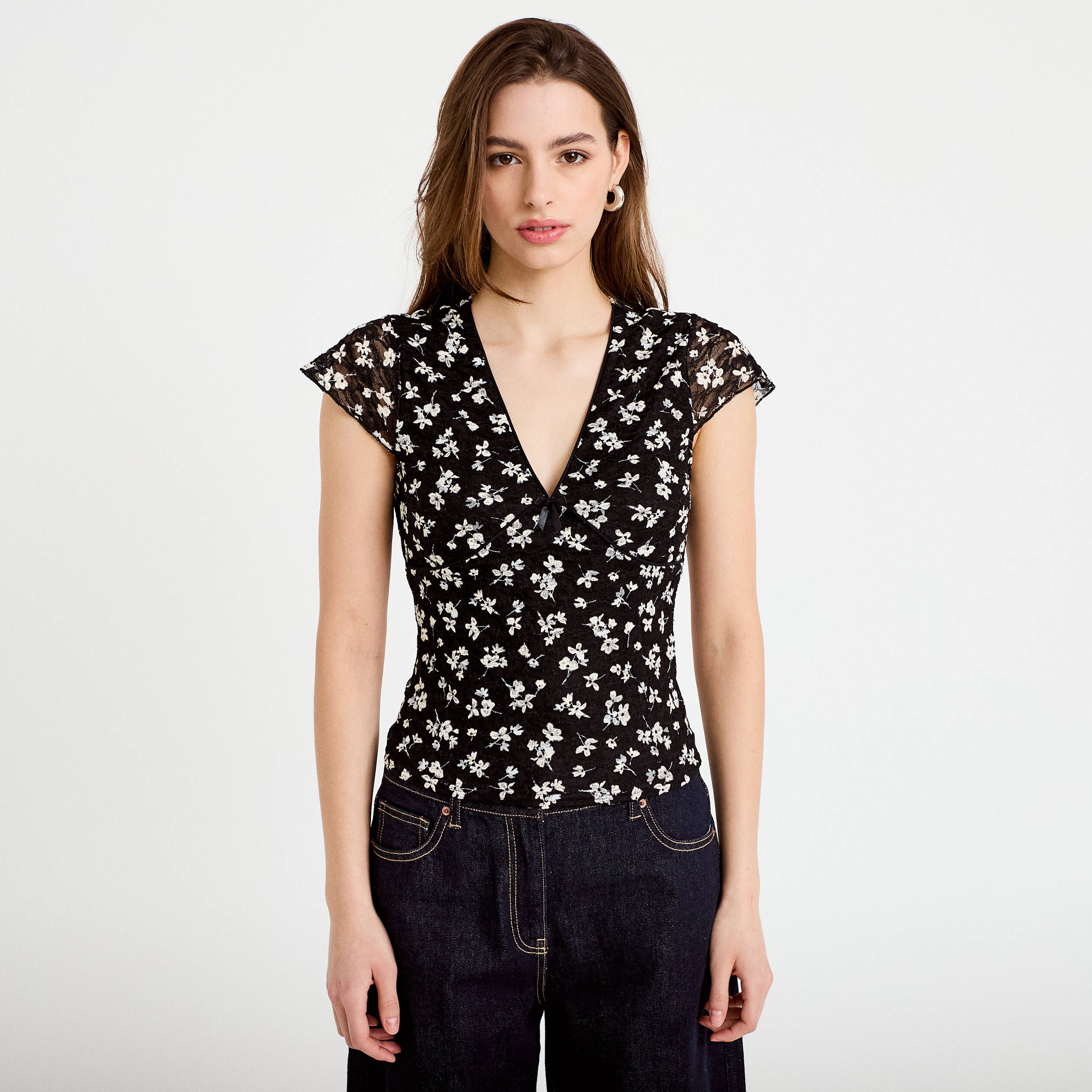 T-shirt ajust&eacute; court d&eacute;collet&eacute; dentelle noir femme