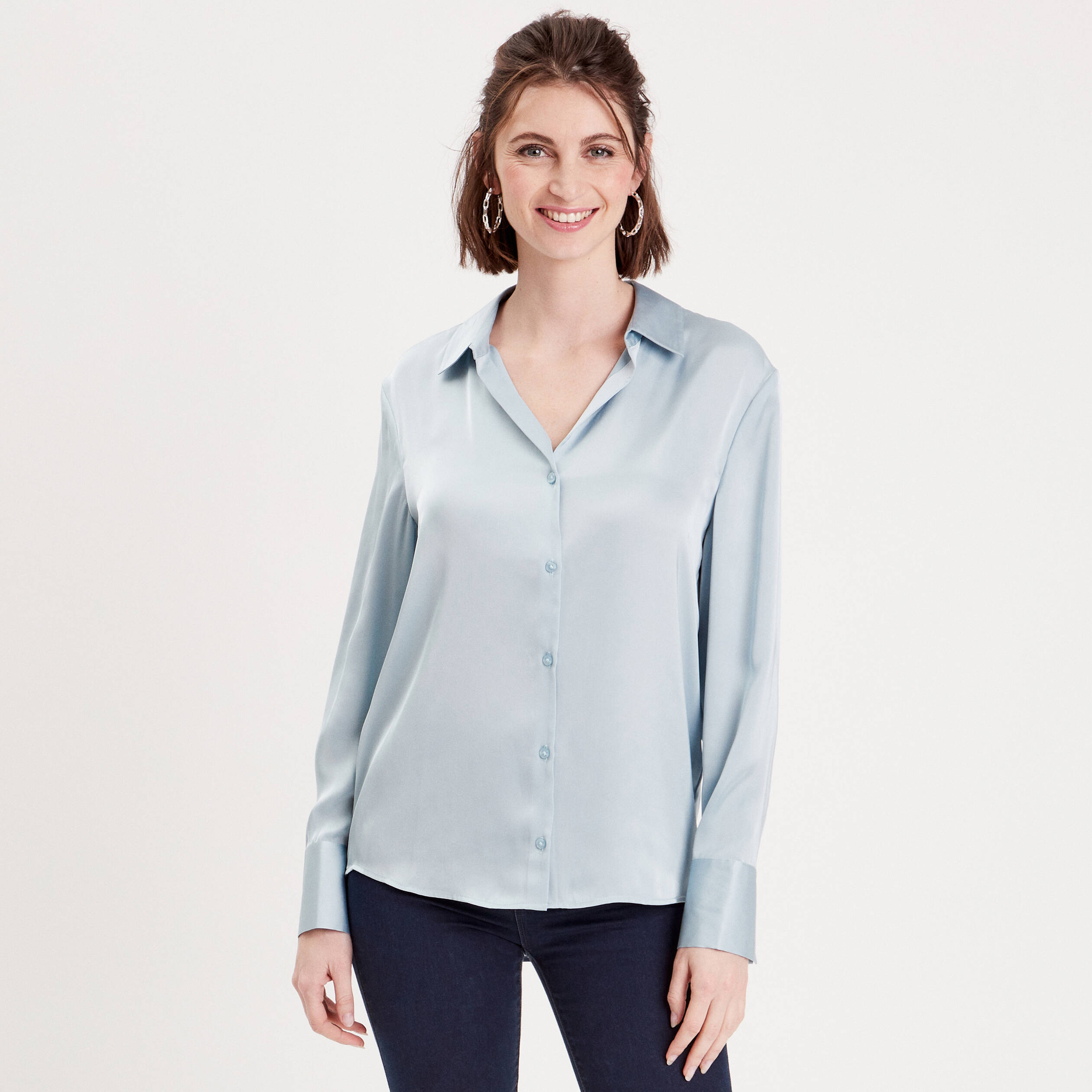 Chemise satin&eacute;e bleu clair femme