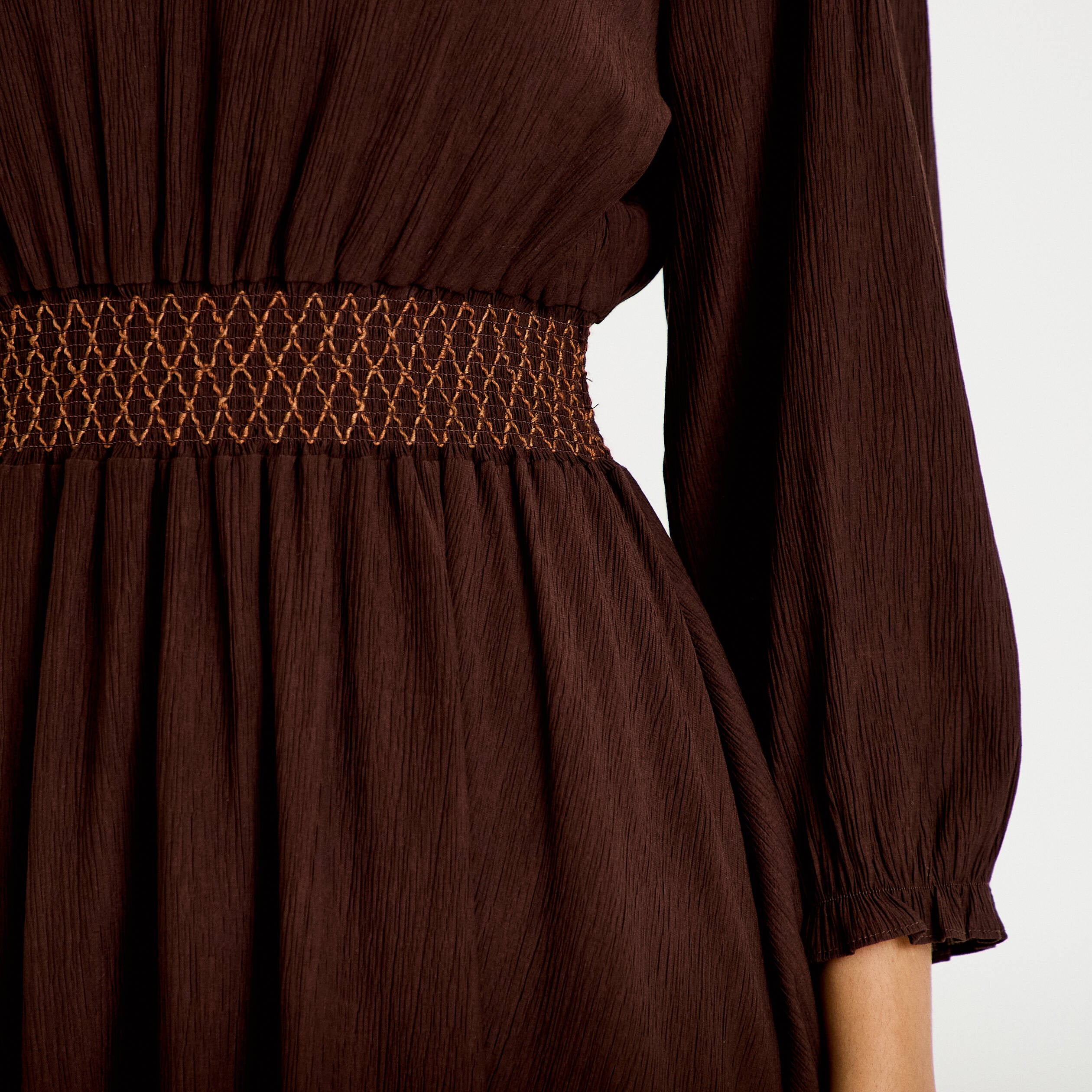 Robe courte &eacute;vas&eacute;e col v manches 3/4 marron fonc&eacute; femme