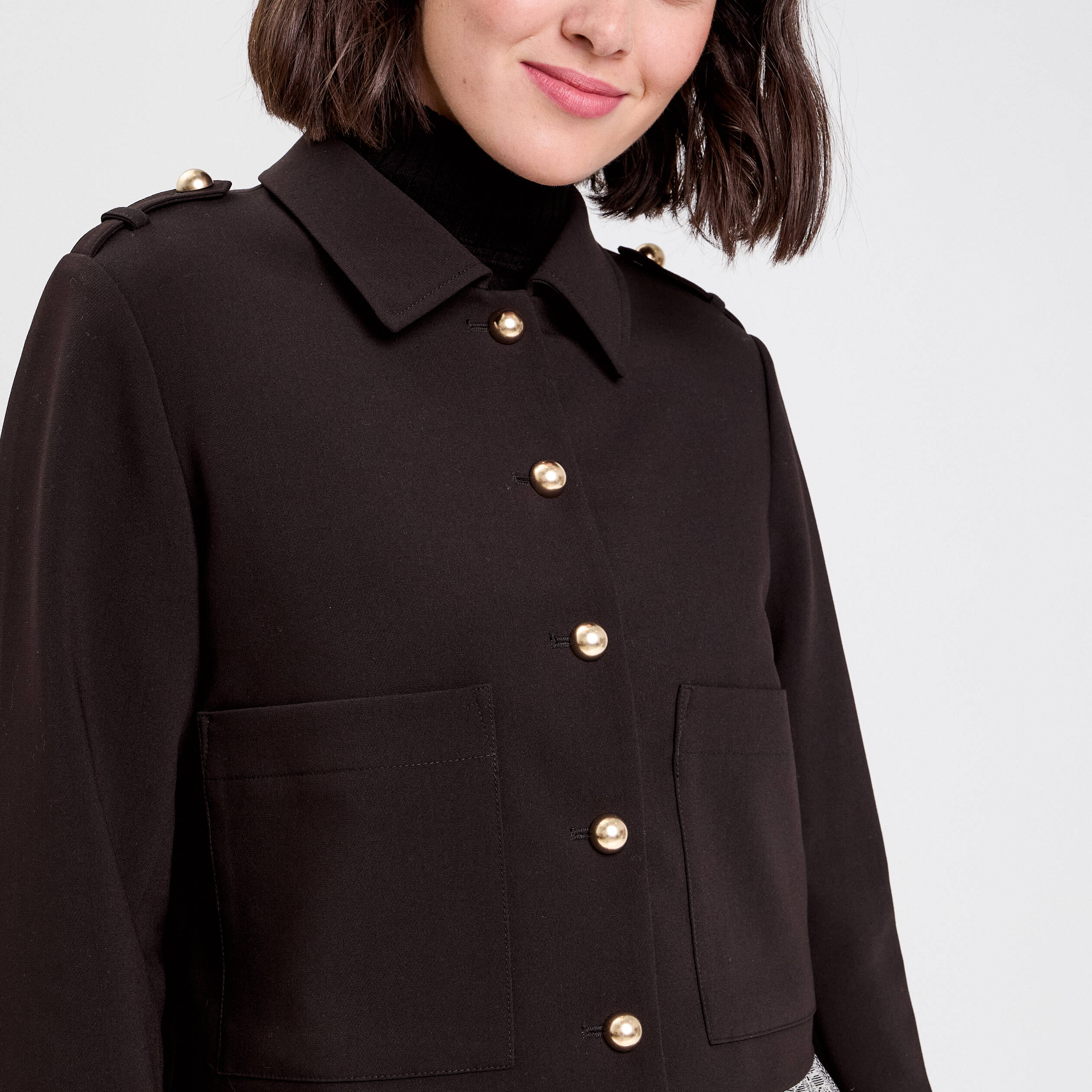 Veste droite courte col classique noir femme